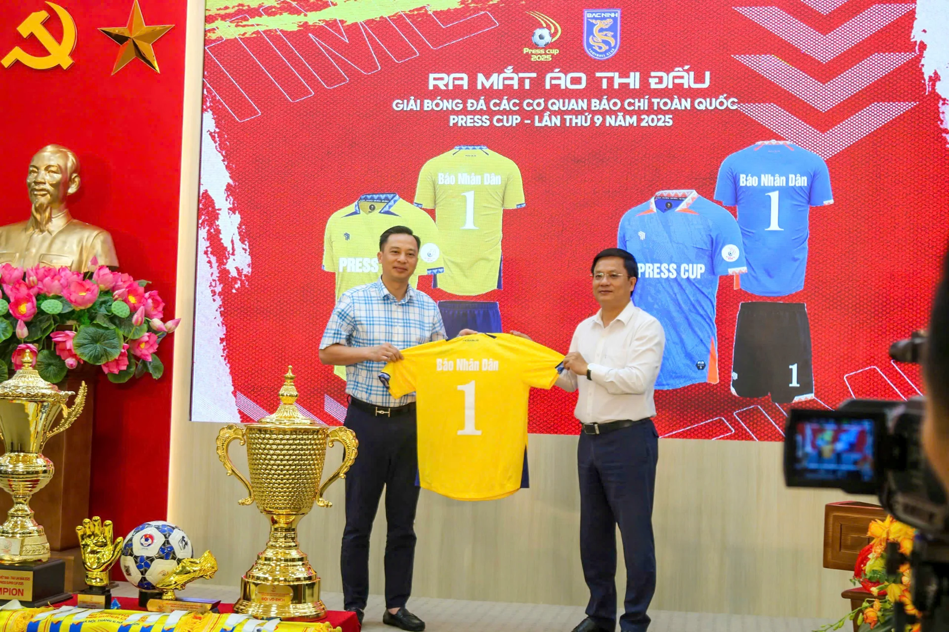Ông Nguyễn Anh Tuấn - Chủ tịch câu lạc bộ bóng đá Bắc Ninh trao tặng áo thi đấu cho đội bóng tham dự Press Cup 2025.