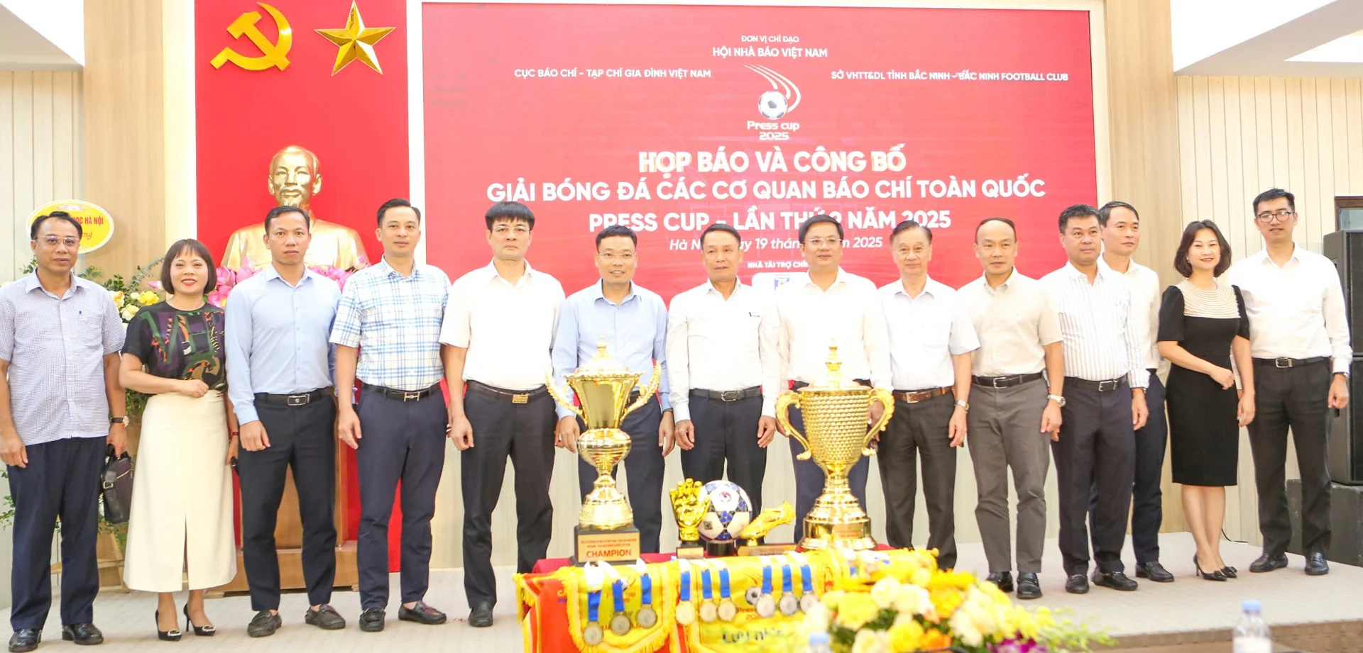 Các đại biểu, khách mời và đội bóng chụp ảnh lưu niệm cùng Ban Tổ chức Press Cup 2025.