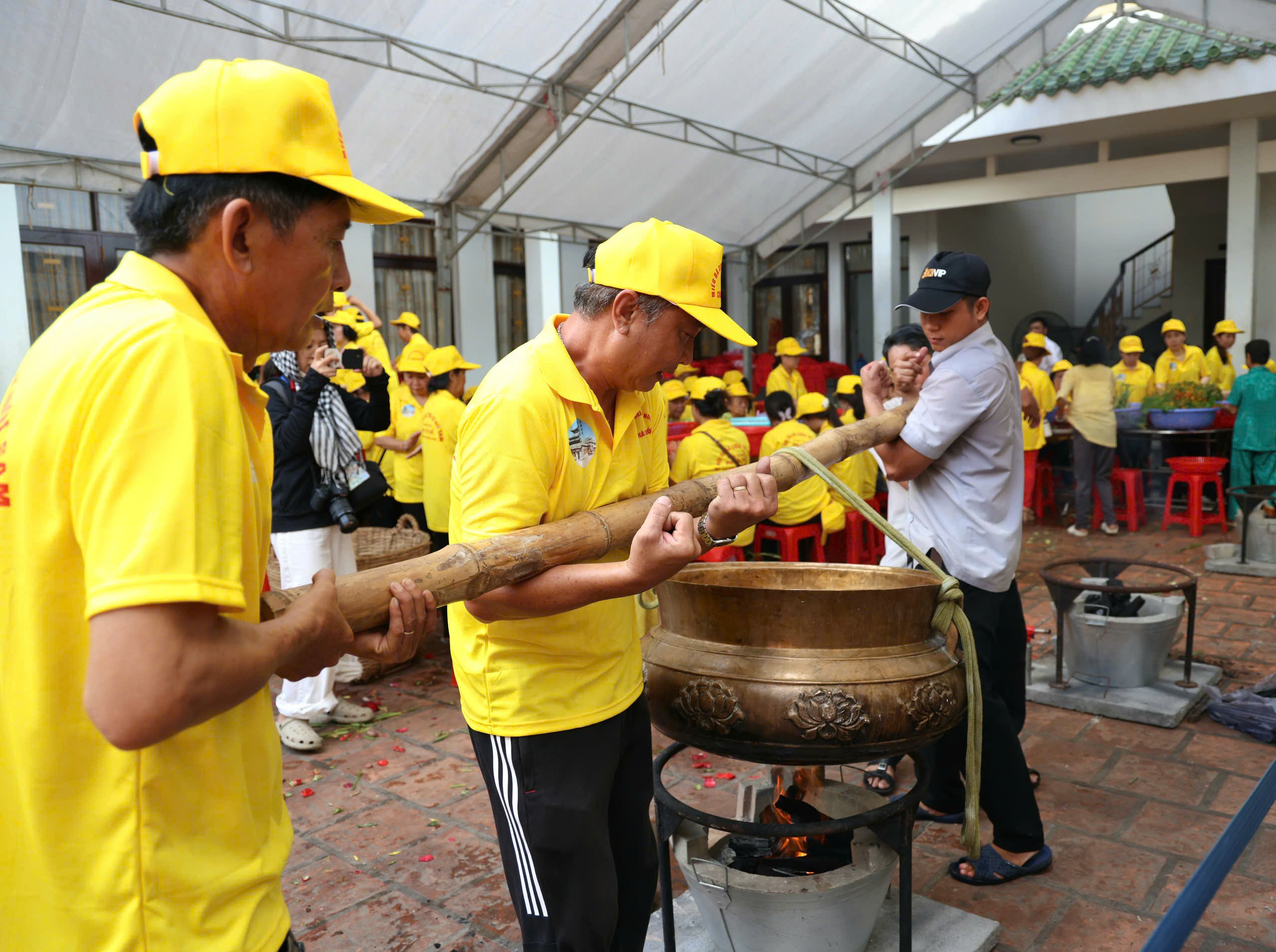 Nồi sử dụng để nấu nước tắm tượng Bà là nồi đồng, được cất riêng và lau kỹ trước khi sử dụng, sức chứa hơn 100 lít nước.