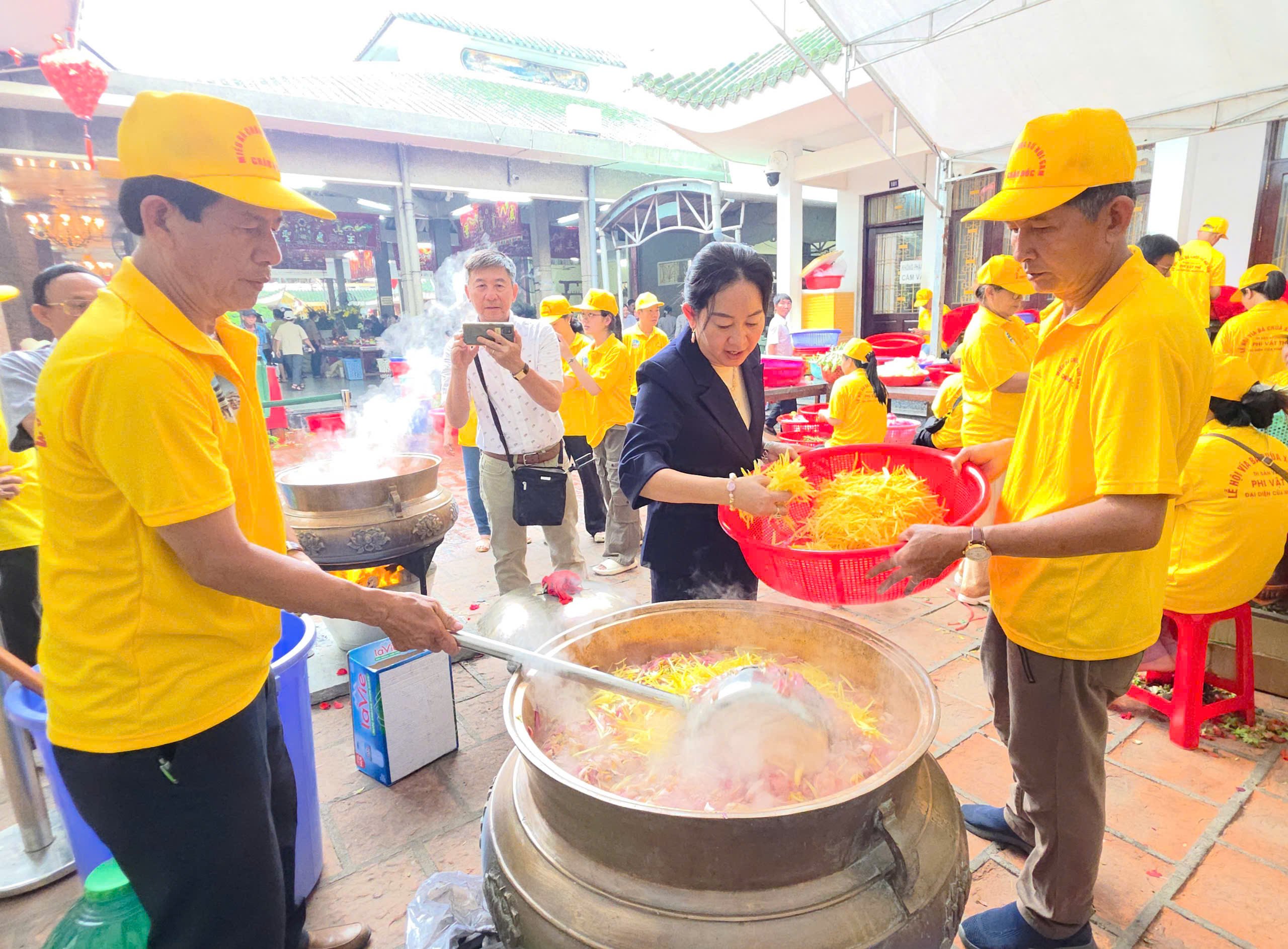 Bà Nguyễn Thị Ánh Vương - Đội trưởng Đội thờ tự, Tổ trưởng Tổ tắm Bà cẩn thận thả hoa vào nồi nấu.