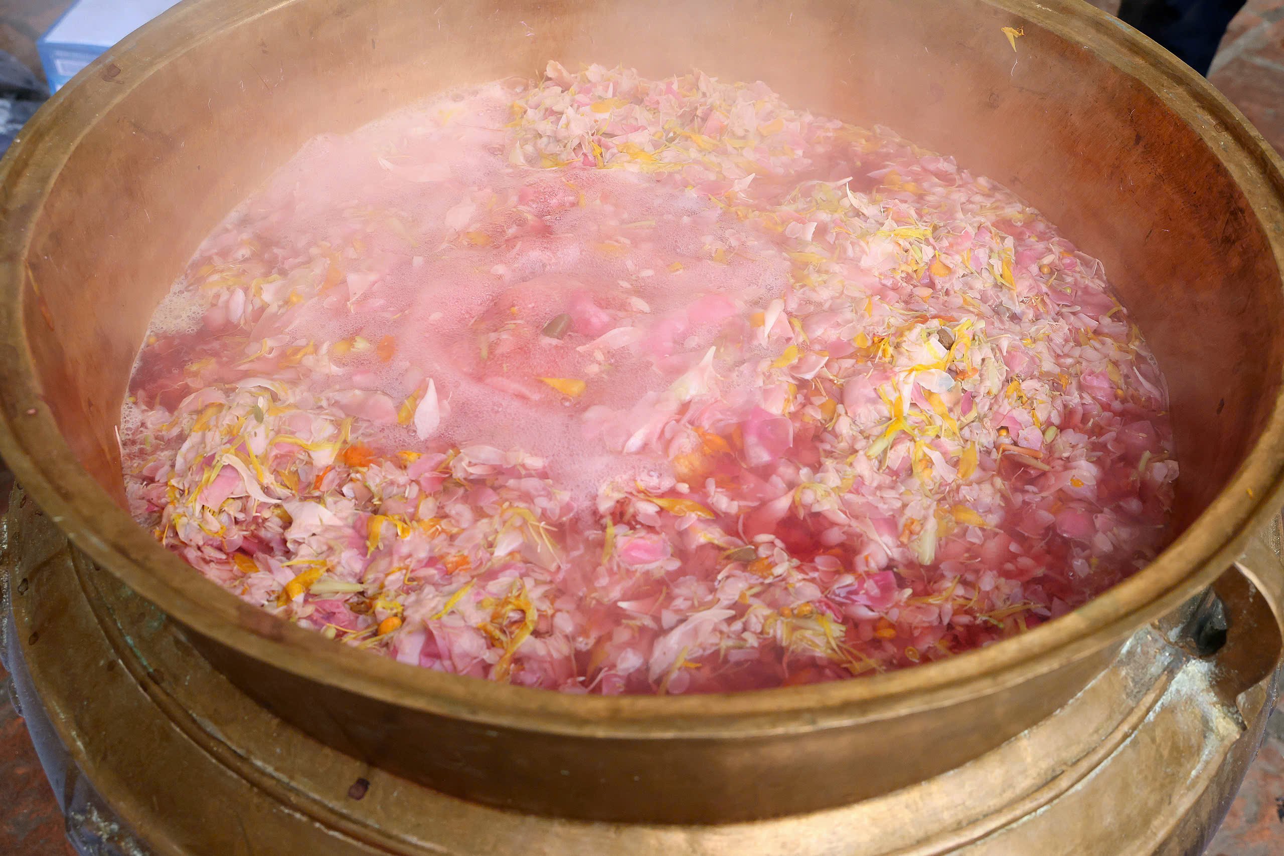 Hoa tươi sau khi tách cánh sẽ được cho vào nồi, mỗi nồi vừa đủ 9 loại hoa.