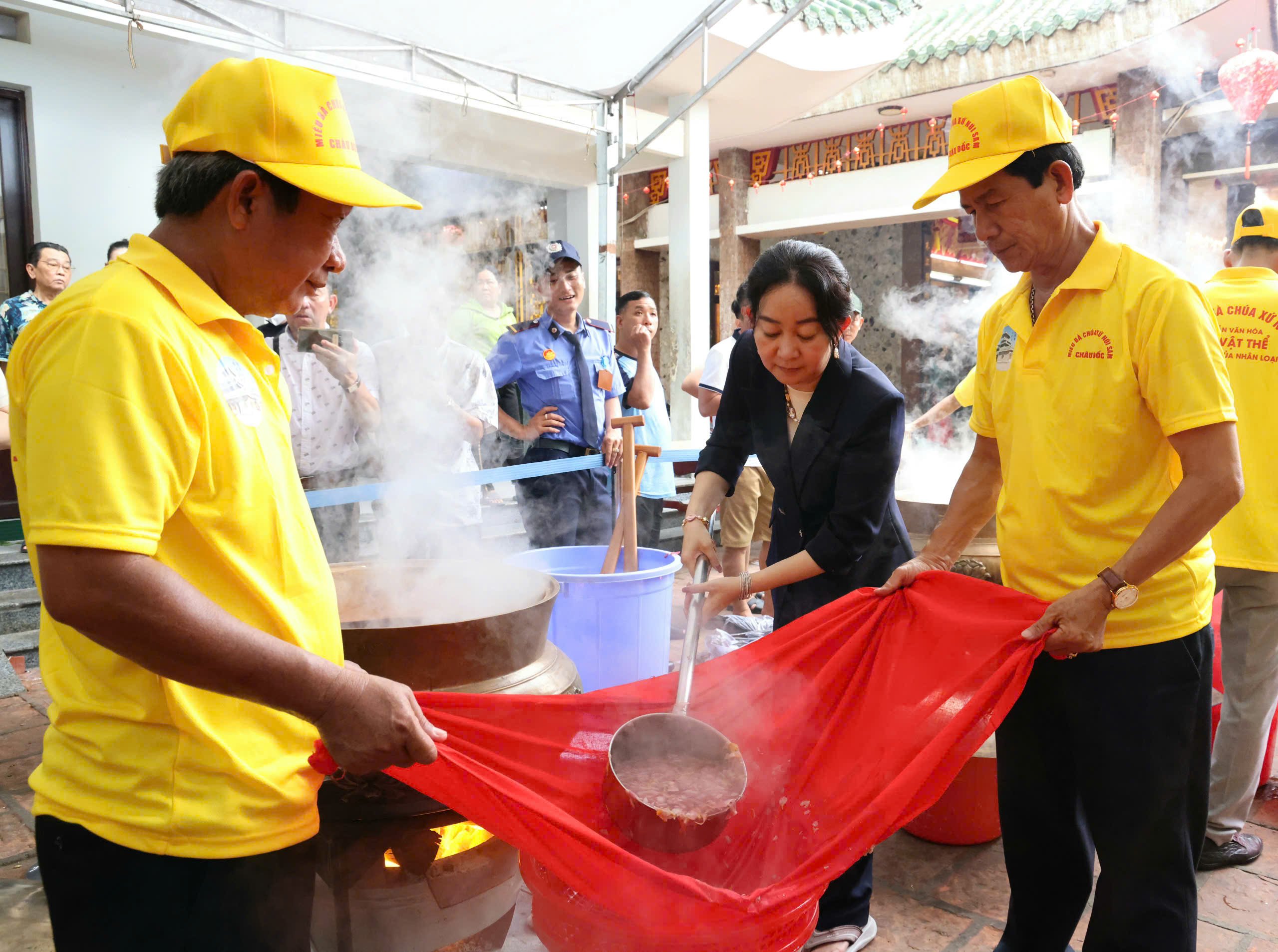 Cẩn thận lược hoa để lấy nước.
