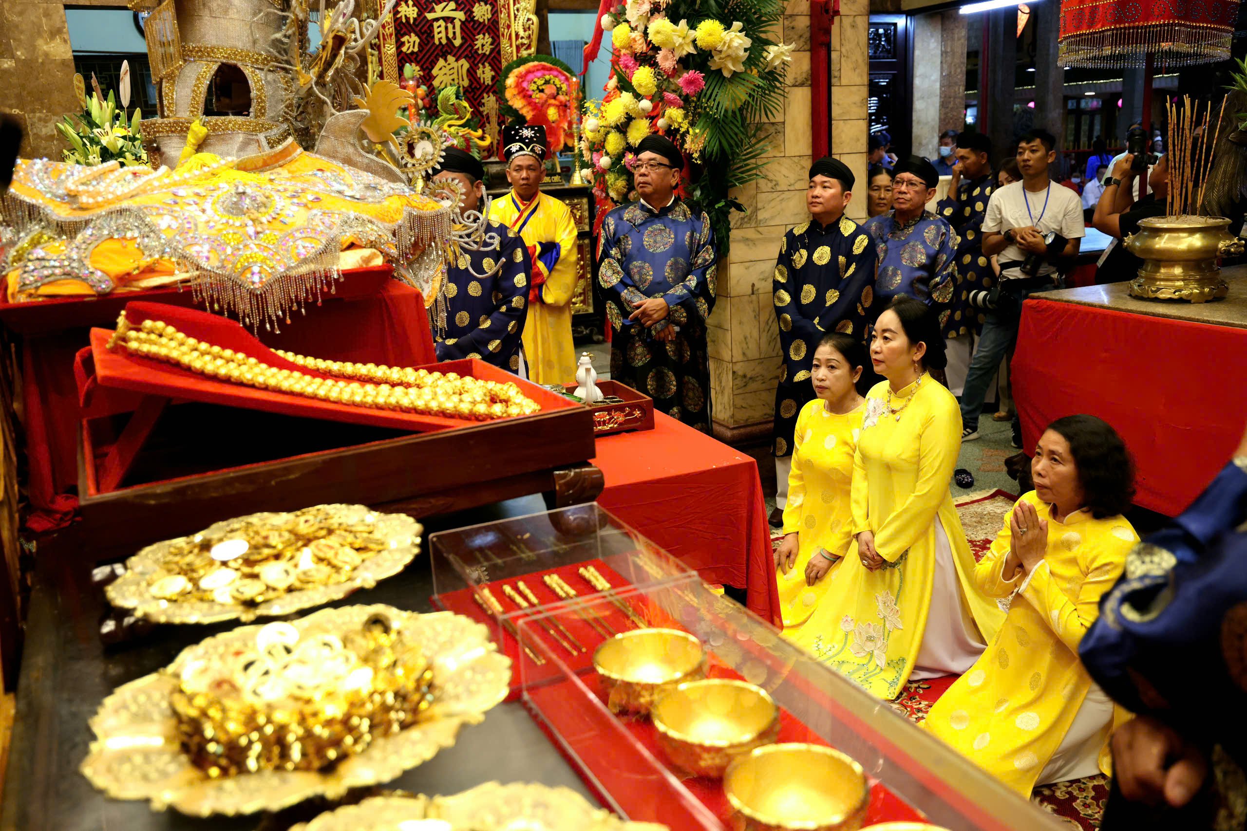 Tổ tắm Bà tiến hành dâng hương, xin phép trước khi tắm Bà.
