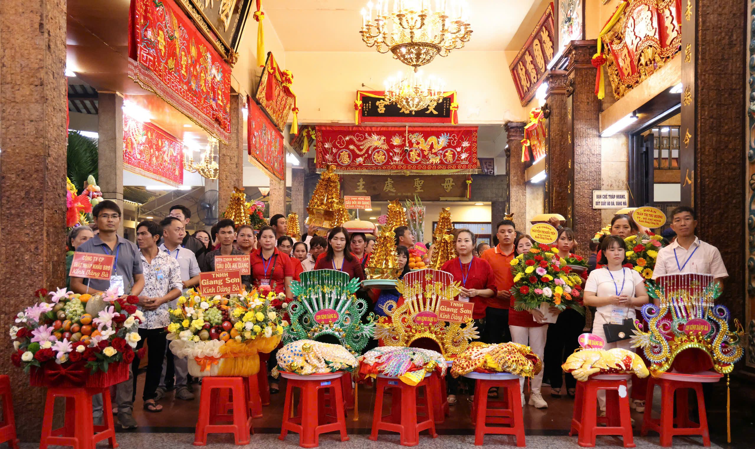 Trước khi tiến hành tắm Bà, nghi thức dâng lễ vật của các đoàn đã đăng ký trước được diễn ra trật tự, trang nghiêm.