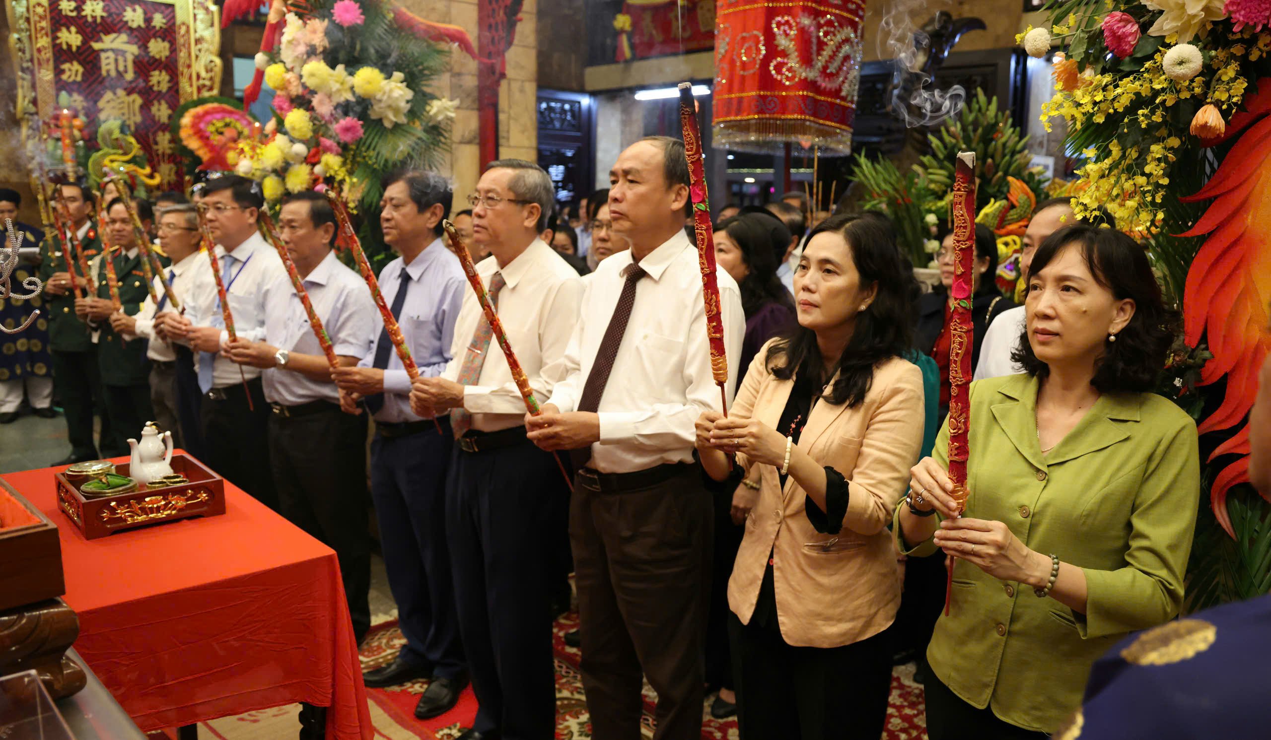 Lãnh đạo Tỉnh ủy, HĐND, UBND, UBMTTQVN tỉnh, sở ngành, các địa phương trên địa bàn tỉnh An Giang cùng tham dự, dâng hương, dâng trà cho Thánh Mẫu.