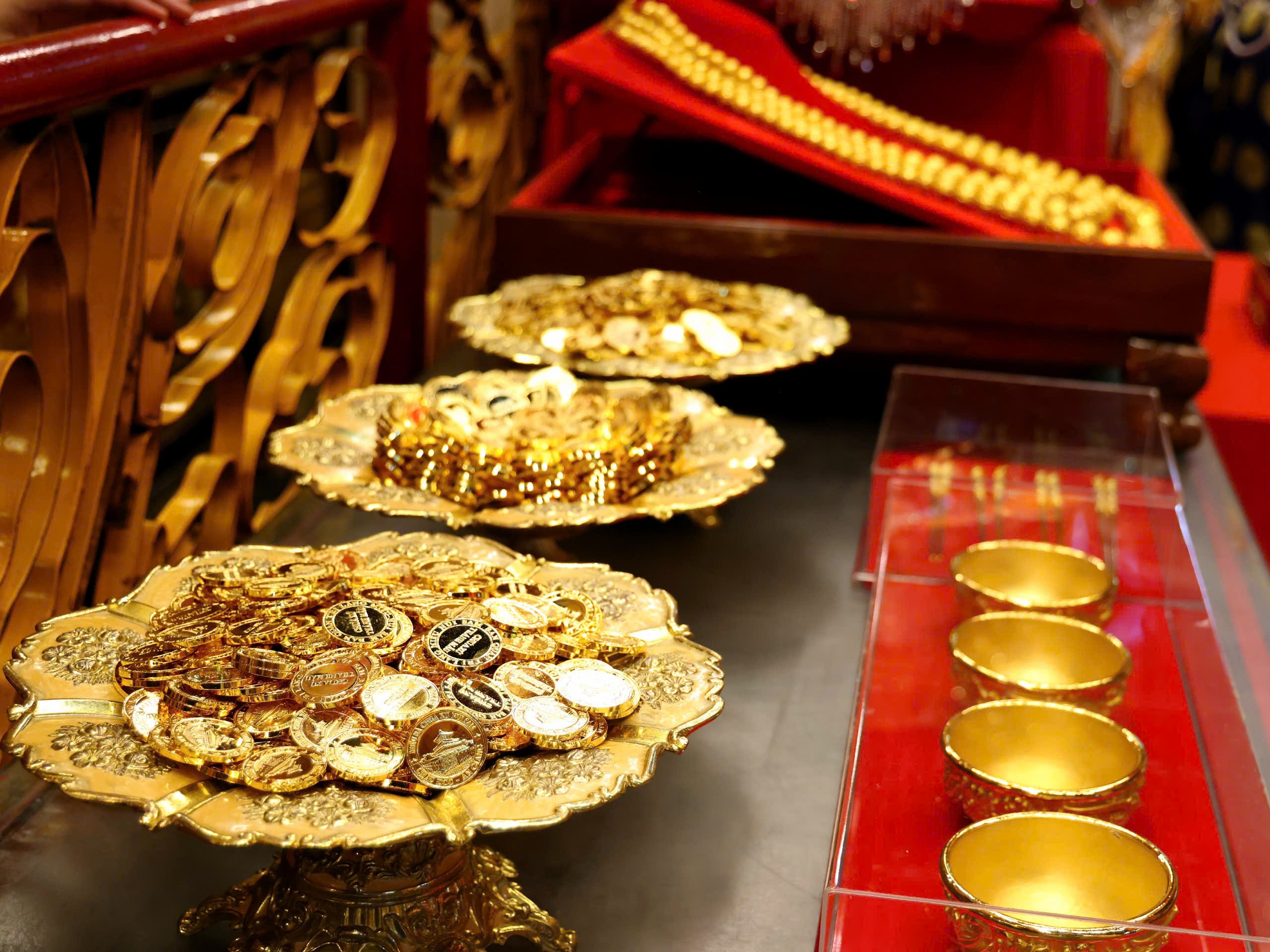 999 đồng xu vàng, khắc chữ “Miếu Bà Chúa Xứ Núi Sam - Châu Đốc - An Giang”, “Chúa Xứ Thánh Mẫu”.