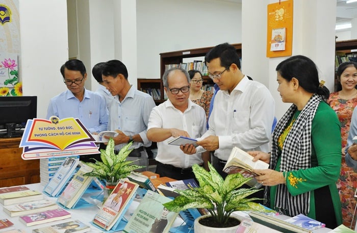 Các đại biểu tham quan không gian triển lãm sách chuyên đề “Hồ Chí Minh - Vĩ đại một con người” tại Thư viện thành phố Cần Thơ.