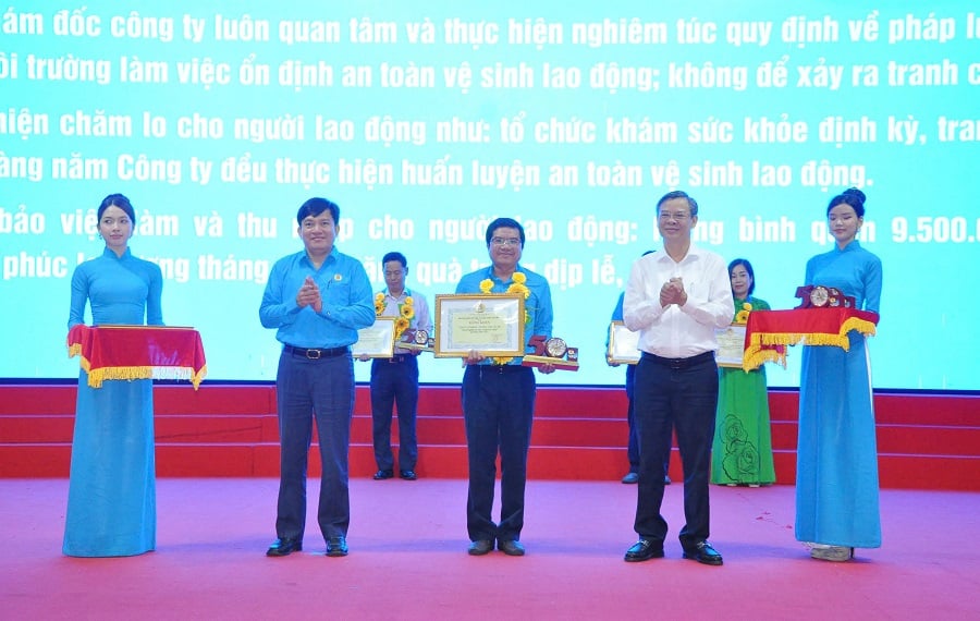 ng Trương Cảnh Tuyên, Chủ tịch UBND TP Cần Thơ và ông Nguyễn Xuân Hùng, Phó Chủ tịch Tổng Liên đoàn Lao động Việt Nam trao tặng Bằng khen, biểu trưng cho các doanh nghiệp tiêu biểu được tôn vinh tại hội nghị.