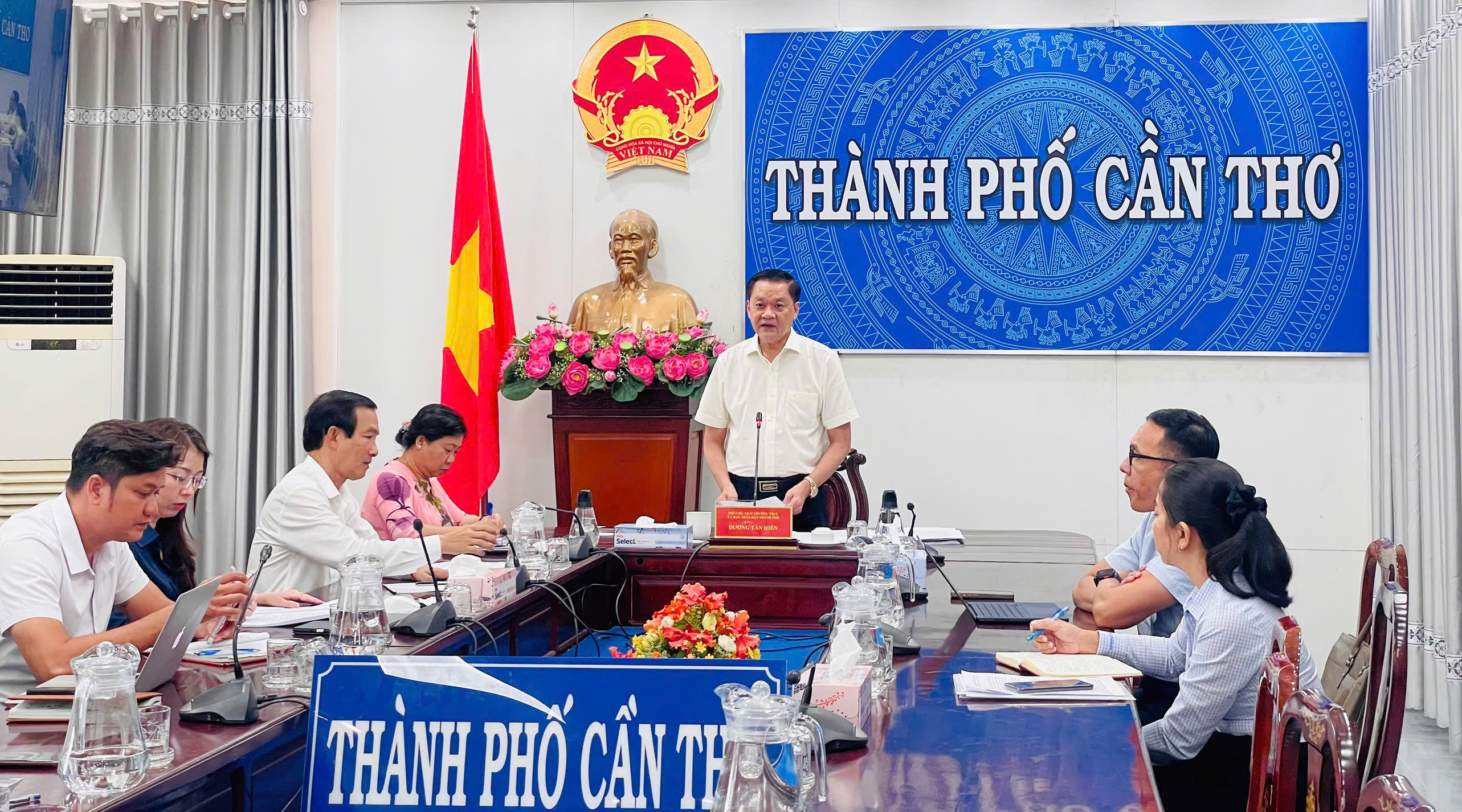 Phó Chủ tịch Thường trực UBND thành phố Cần Thơ Dương Tấn Hiển phát biểu tại cuộc họp