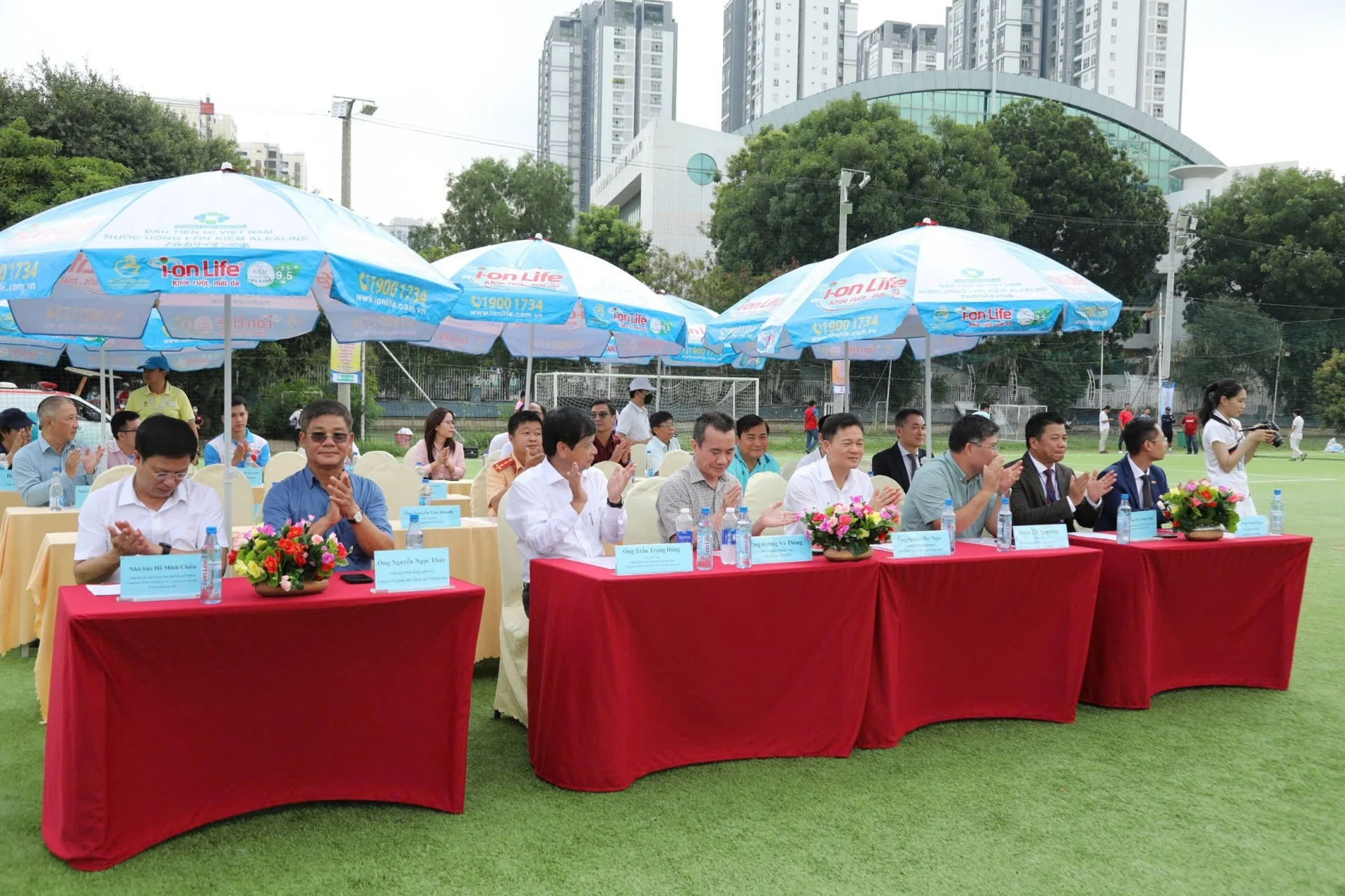 Các đại biểu khách mời tham dự lễ khai mạc.