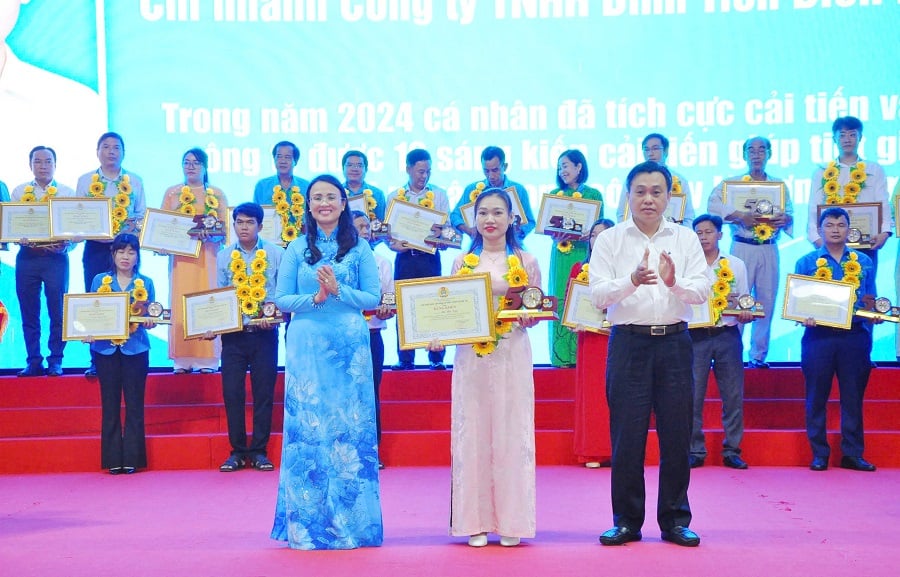 Ông Nguyễn Hồng Hà, Phó Trưởng Ban Tuyên giáo và Dân vận Thành ủy và bà Lê Thị Sương Mai, Chủ tịch Liên đoàn Lao động thành phố Cần Thơ, trao Bằng khen, biểu trưng cho các đoàn viên tiêu biểu.