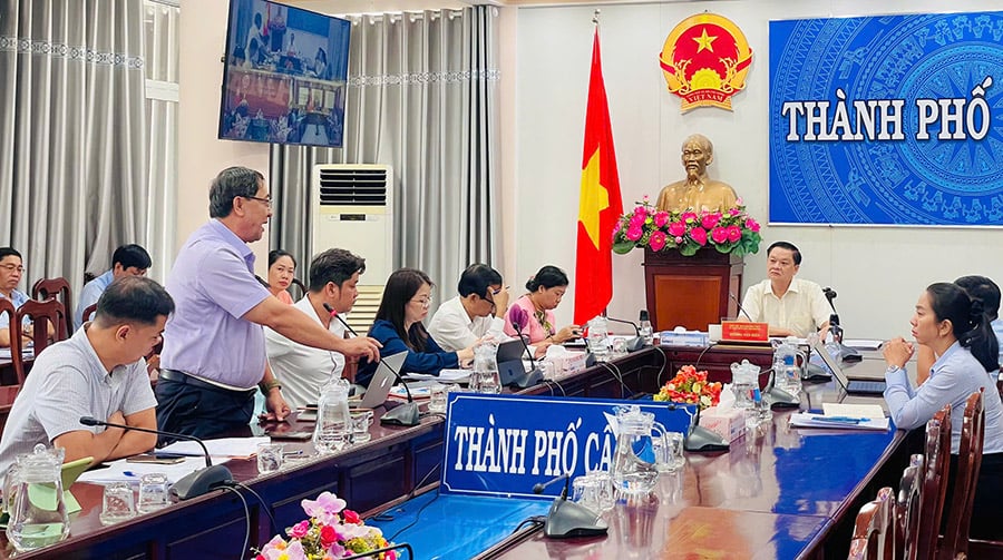 Các đại biểu đóng góp ý kiến tại cuộc họp.