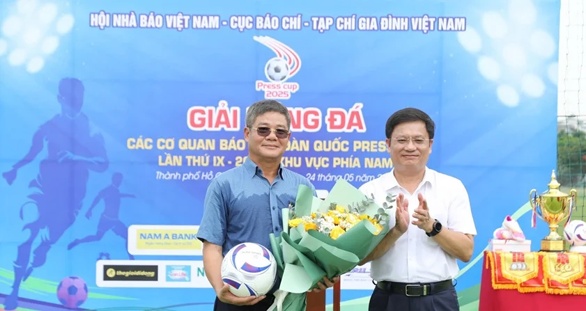 Nhà báo Hồ Minh Chiến - Tổng biên tập tạp chí Gia đình Việt Nam, Trưởng ban tổ chức giải tặng hoa cảm ơn đại diện nhà tài trợ.