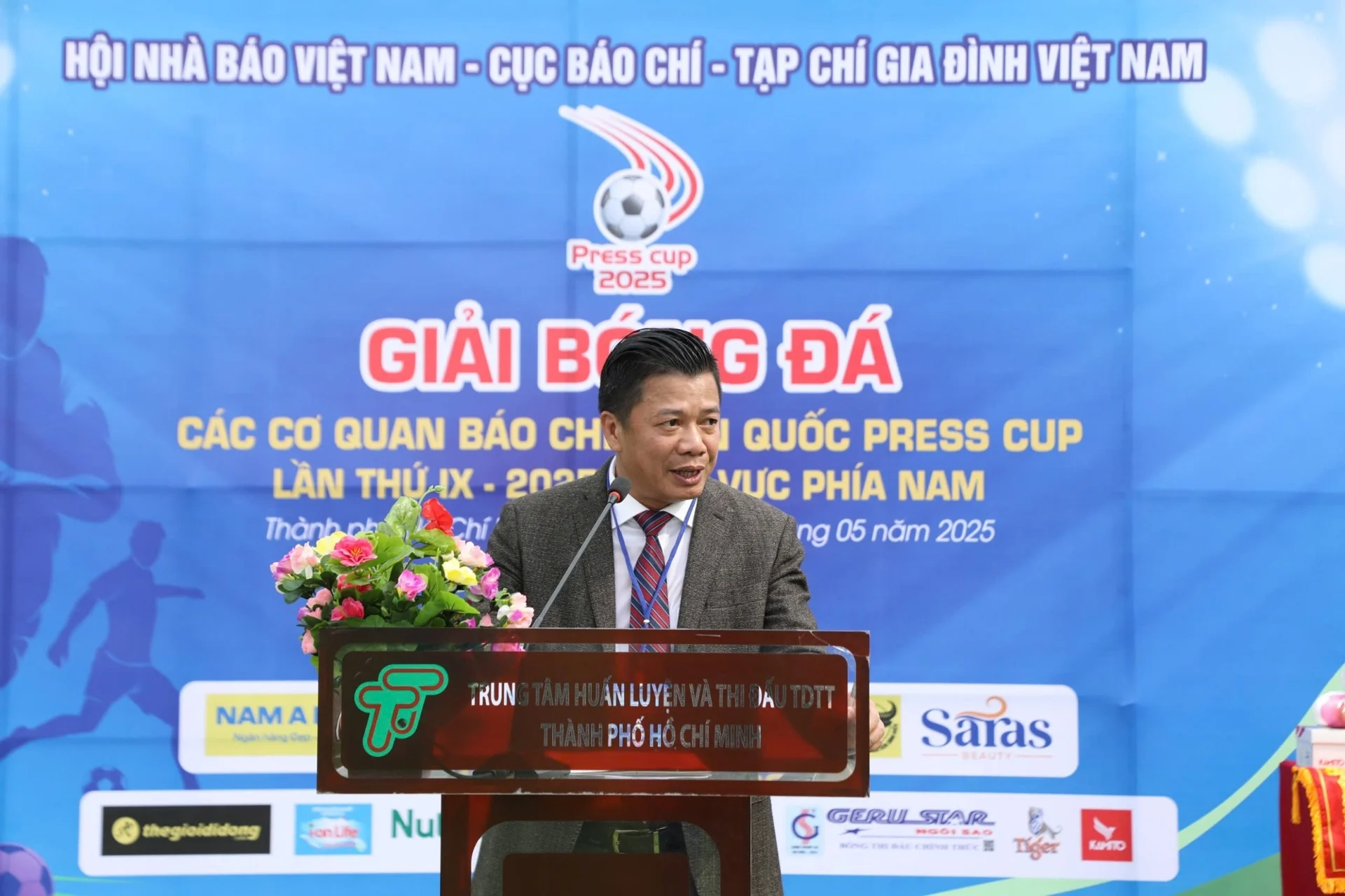 Nhà báo Đào Trọng Nhân - Trưởng Cơ quan đại diện Tạp chí Gia đình Việt Nam tại TP. Hồ Chí Minh phát biểu tại lễ khai mạc.