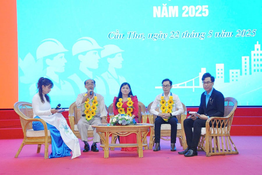 Giao lưu cùng đại diện doanh nghiệp, cán bộ công đoàn và đoàn viên tiêu biểu tại hội nghị.