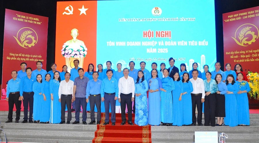 Các đại biểu chụp ảnh lưu niệm tại hội nghị.