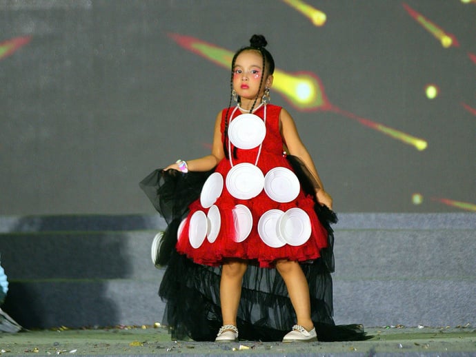 Màn trình diễn thời trang tái chế vô cùng thần thái và đáng yêu của các bạn nhỏ tại 'Đổi rác lấy quà'