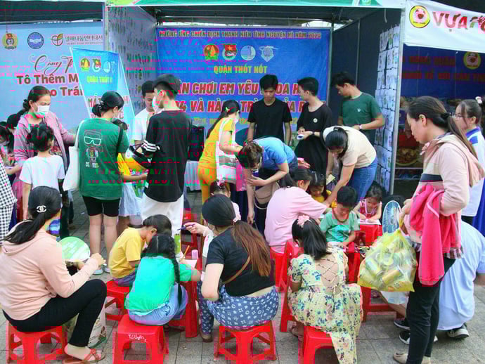 Đông đảo các em nhỏ tham gia sự kiện 'Đổi rác lấy quà' lần thứ 4 năm 2024