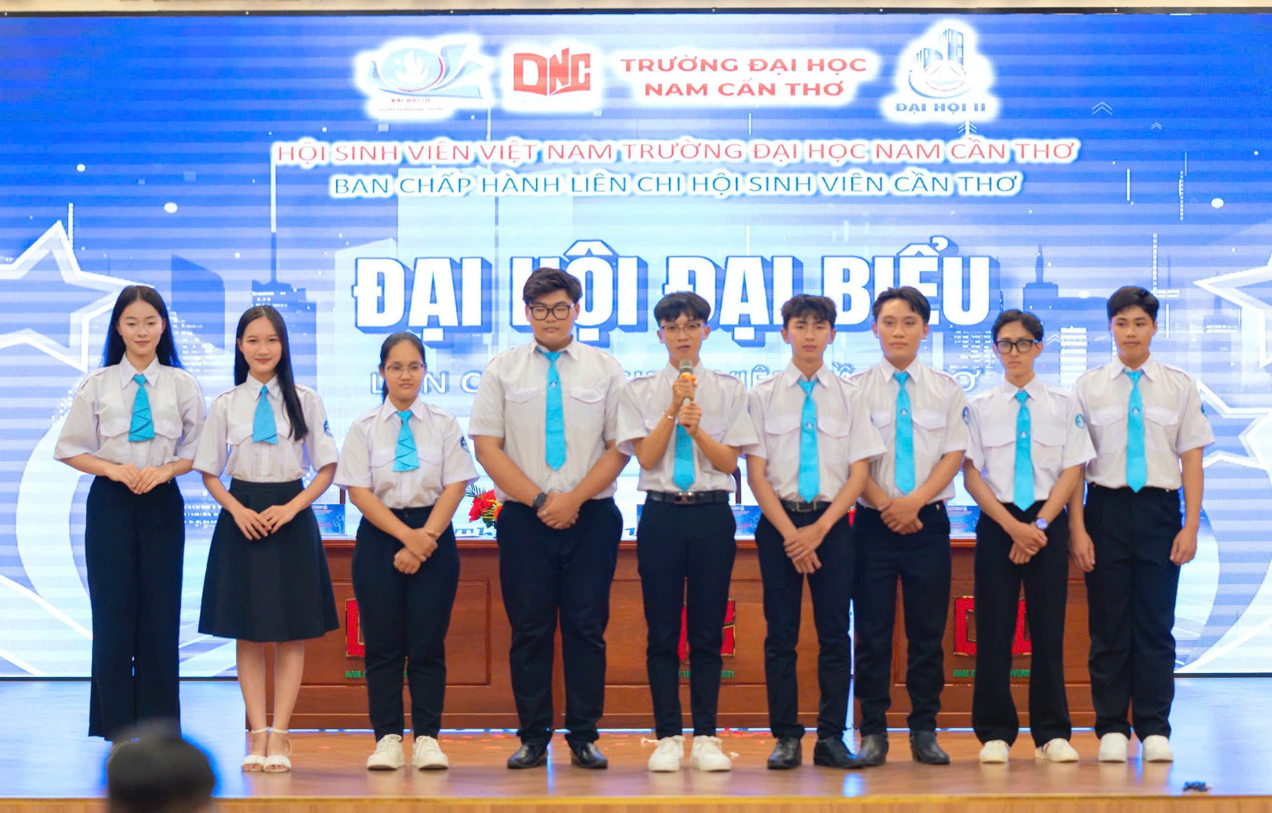 Anh Nguyễn Quốc Huy - Liên chi Hội trưởng Liên Chi Hội Sinh viên Cần Thơ - Trường Đại học Nam Cần Thơ phát biểu ra mắt BCH nhiệm kỳ mới.