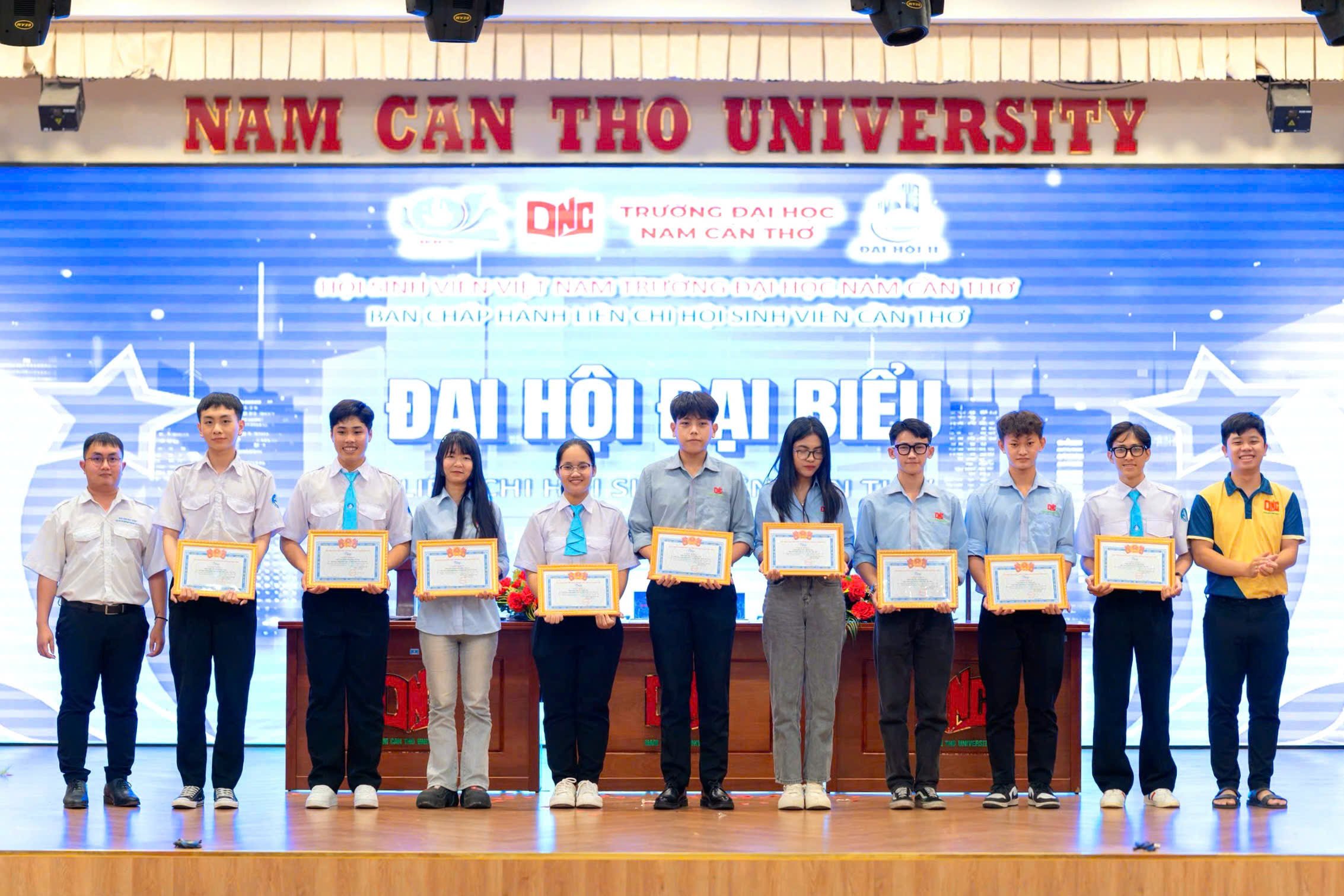 Trao tặng Giấy khen của Liên chi Hội Sinh viên Cần Thơ cho các sinh viên đạt thành tích tiêu biểu trong công tác đoàn hội và phòng sinh viên