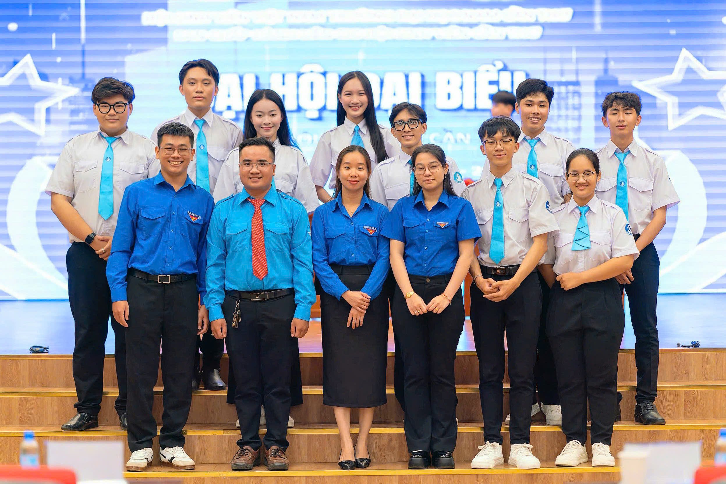 Các đại biểu chụp hình lưu niệm tại Đại hội.