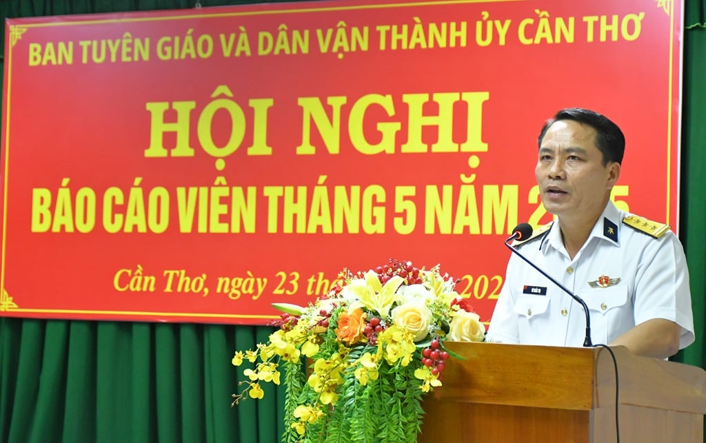 Đại diện lãnh đạo Nhà máy X55, Cục Kỹ thuật Hải Quân báo cáo chuyên đề tại hội nghị. Ảnh: PV.