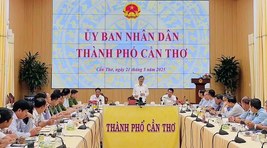 Chủ tịch UBND thành phố Trương Cảnh Tuyên phát biểu chỉ đạo cuộc họp.