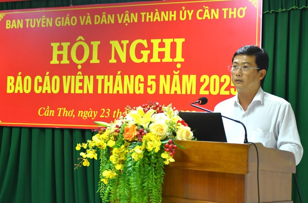 Lãnh đạo Sở Nội vụ thành phố báo cáo nội dung tại hội nghị. Ảnh: PV.