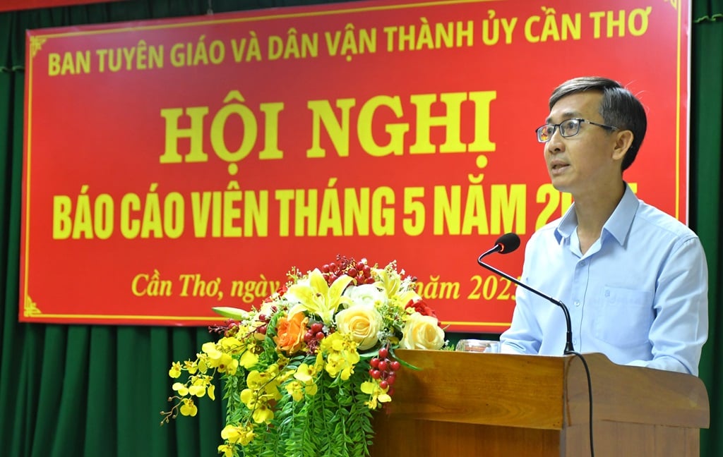 Đồng chí Phạm Thế Vinh, Phó Trưởng Ban Tuyên giáo và Dân vận Thành ủy phát biểu định hướng tuyên truyền tại hội nghị. Ảnh: PV.