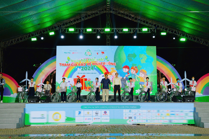 Hoạt động trao quà và các suất học bổng cho học sinh có hoàn cảnh khó khăn