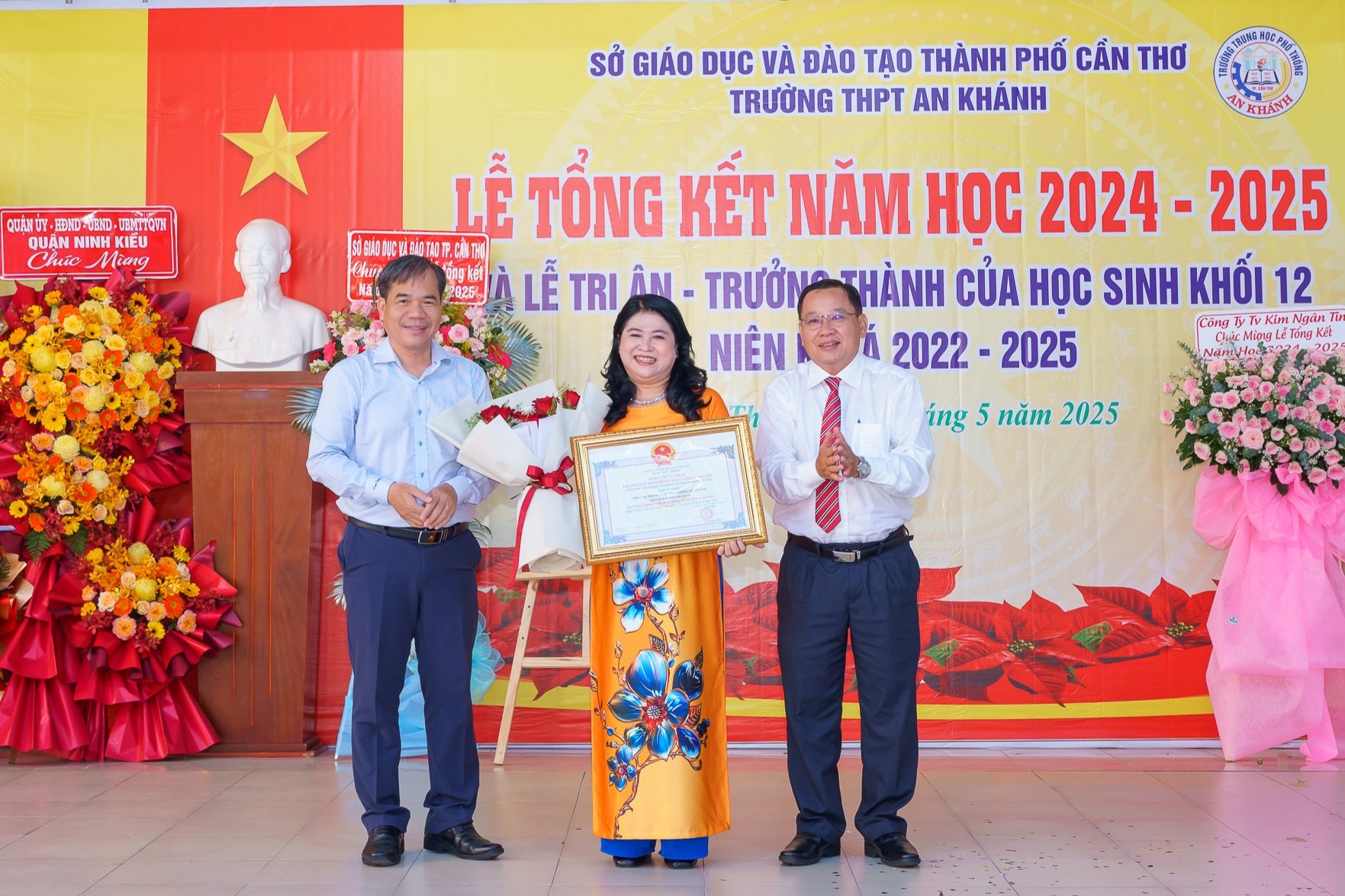 Ông Nguyễn Phúc Tăng - Phó Giám đốc Sở Giáo dục và Đào tạo TP. Cần Thơ và ông Trần Tiến Dũng - Phó Bí thư Thường trực Quận ủy, Chủ tịch HĐND quận Ninh Kiều trao Bằng chứng nhận Trường đạt kiểm định giáo dục cấp độ 2 cho Trường THPT An Khánh.