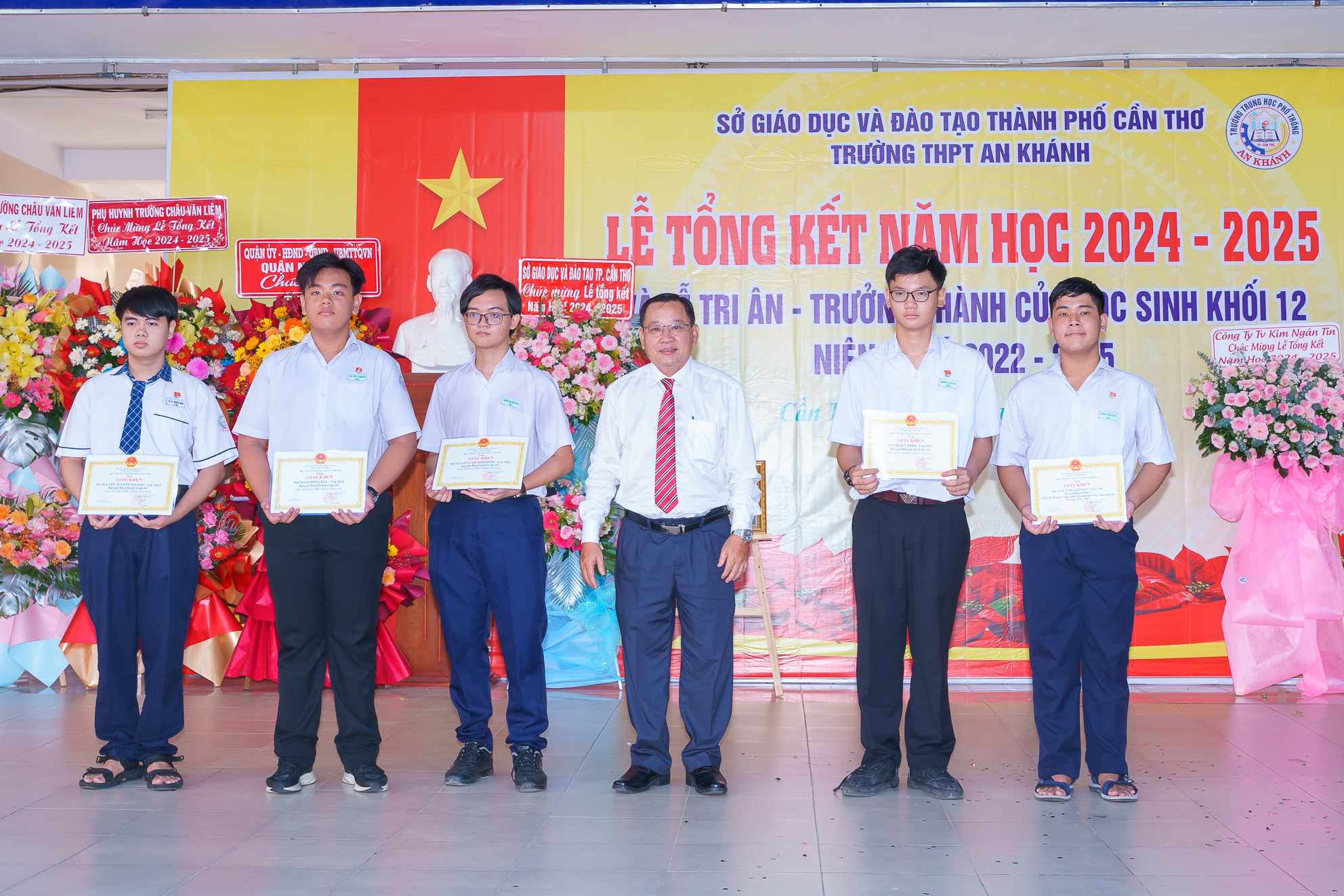 Ông Trần Tiến Dũng - Phó Bí thư Thường trực Quận ủy, Chủ tịch HĐND quận Ninh Kiều trao khen thưởng cho các em học sinh.