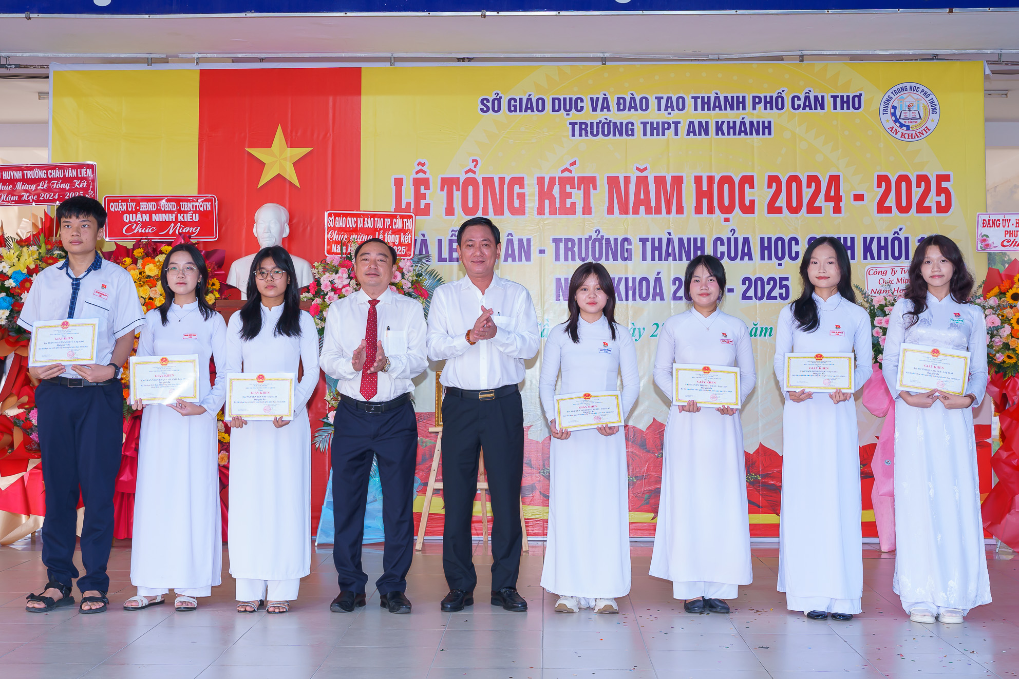 Ông Trần Minh Tâm - Chủ tịch Công ty TNHH NN MTV XSKT Cần Thơ và ông Mai Xuân Bình - Phó Chủ tịch HĐND quận Ninh Kiều trao khen thưởng cho các em học sinh.