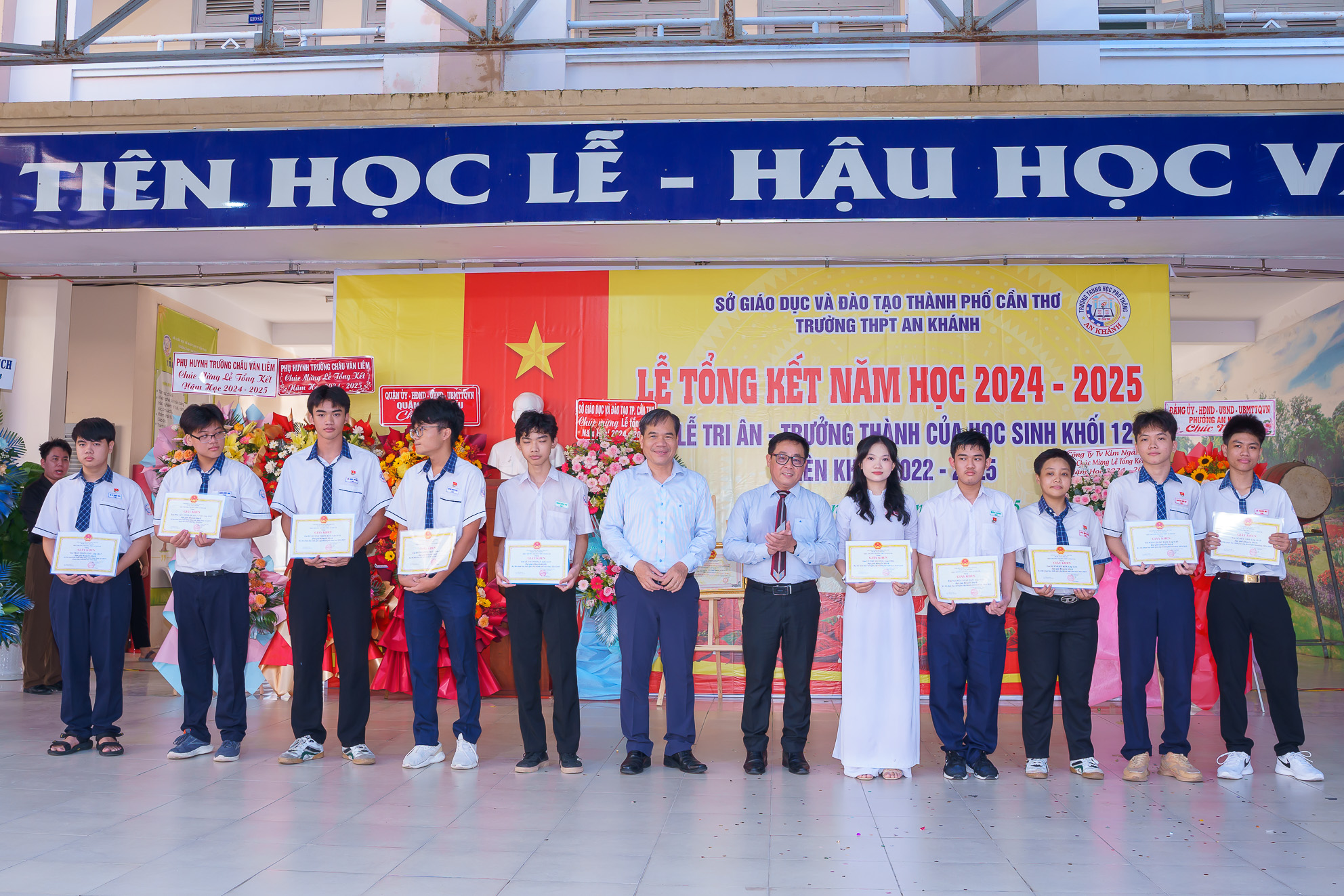 Ông Nguyễn Phúc Tăng - Phó Giám đốc Sở Giáo dục và Đào tạo TP. Cần Thơ và PGS.TS.BS. Nguyễn Thành Tấn - Phó Hiệu trưởng Trường ĐHYD Cần Thơ trao khen thưởng cho các em học sinh.