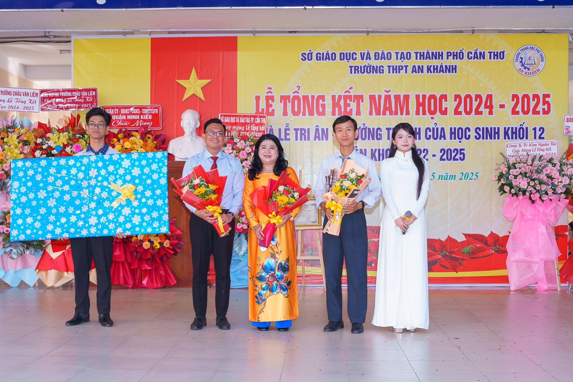 Các em học sinh khối 12 tặng quà, hoa tri ân lãnh đạo Trường.