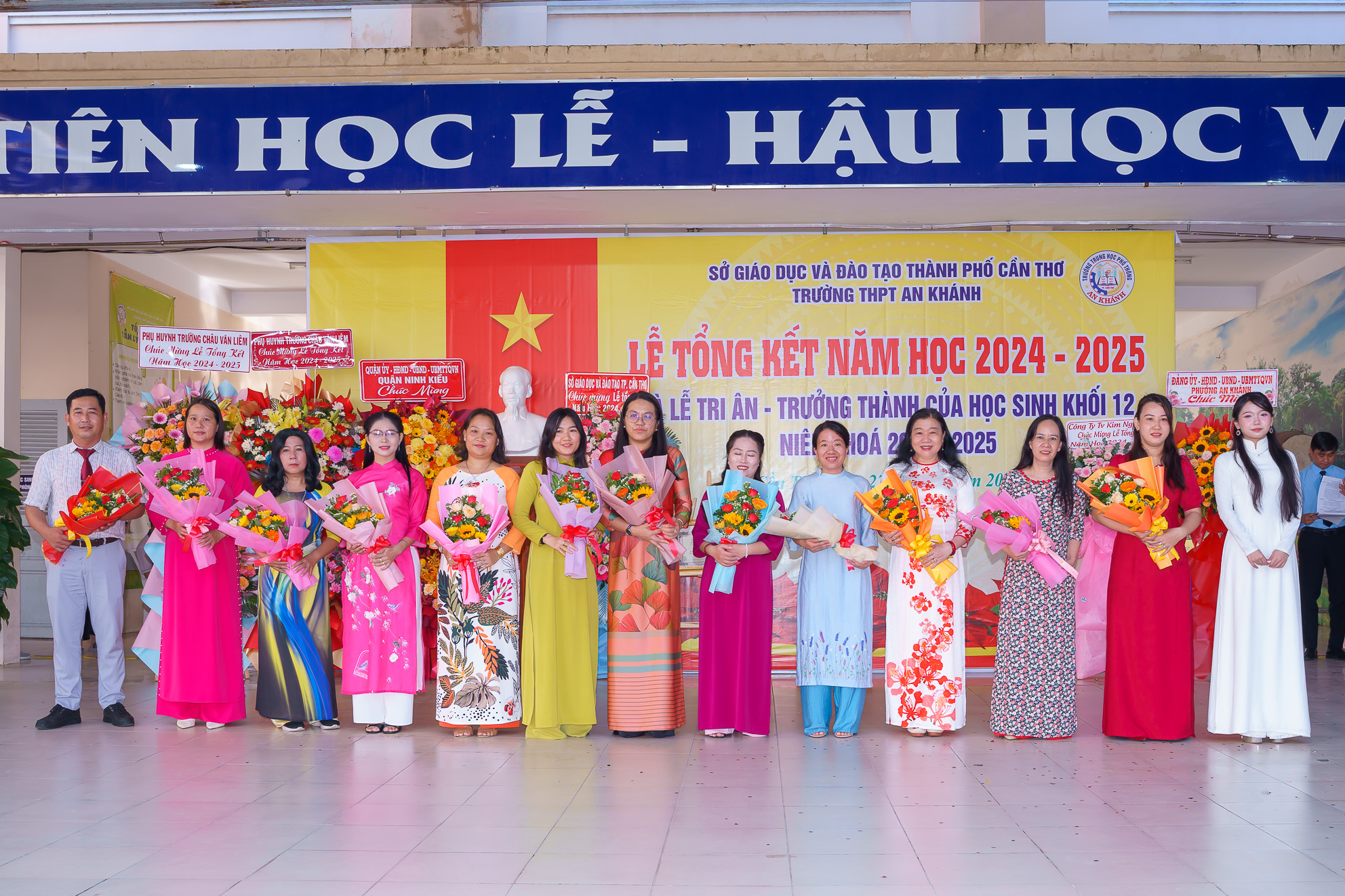 Đại diện học sinh khối 12 tặng hoa tri ân các Giáo viên chủ nhiệm lớp 12.