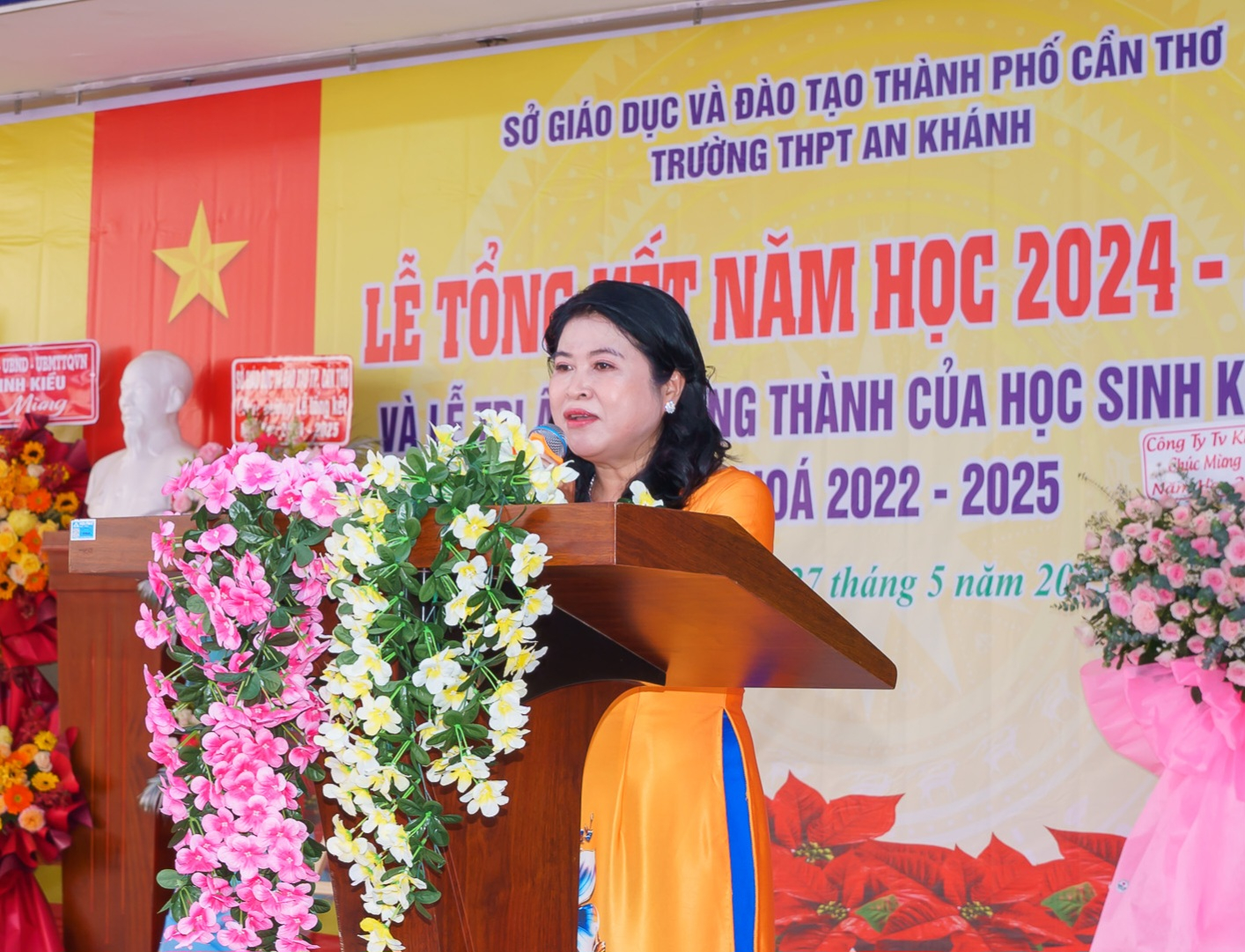 Cô Lê Di Thanh – Hiệu trưởng Trường THPT An Khánh phát biểu tại buổi lễ.