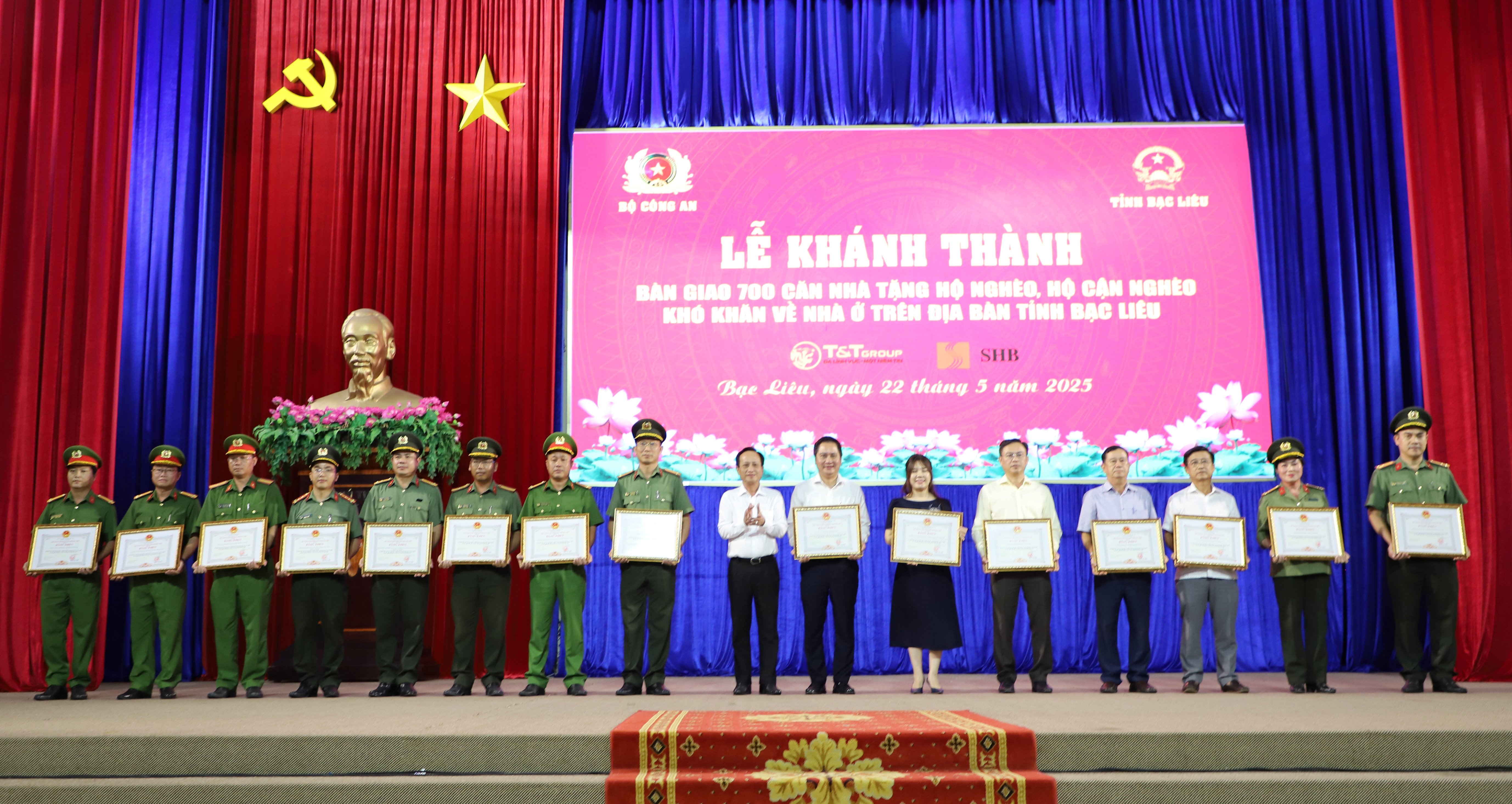 Ông Mai Xuân Sơn, Tổng Giám đốc Tập đoàn T&T Group (thứ 7 từ phải sang) và bà Ninh Thị Lan Phương, Phó Tổng Giám đốc Ngân hàng SHB (thứ 6 từ phải sang) nhận bằng khen dành cho các tập thể có thành tích trong thực hiện xóa nhà tạm, nhà dột nát trên địa bàn tỉnh Bạc Liêu.