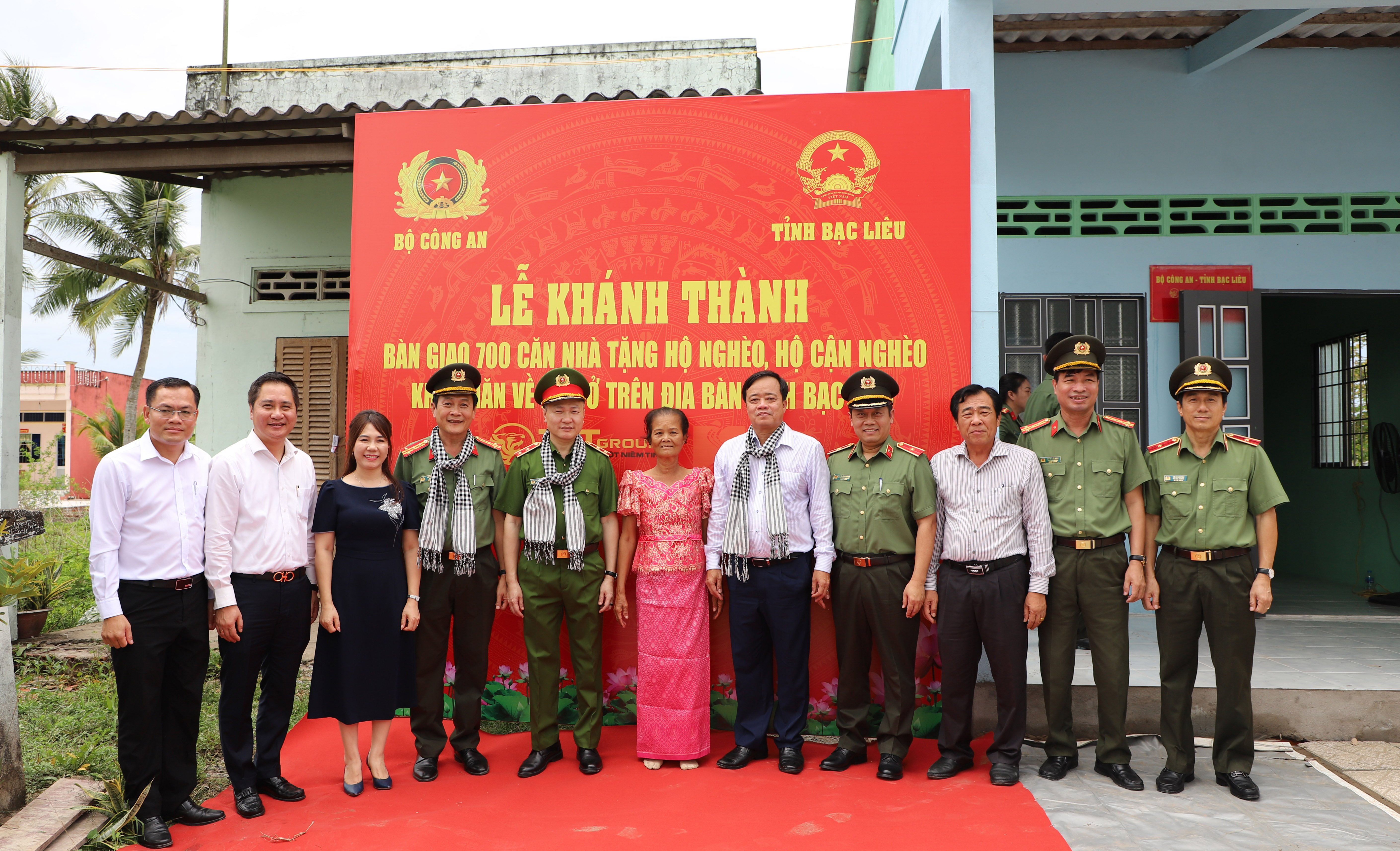 Lãnh đạo Bộ Công an, lãnh đạo tỉnh Bạc Liêu và đại diện Tập đoàn T&T Group, Ngân hàng SHB thực hiện nghi thức khánh thành, bàn giao căn nhà tặng các hộ gia đình.