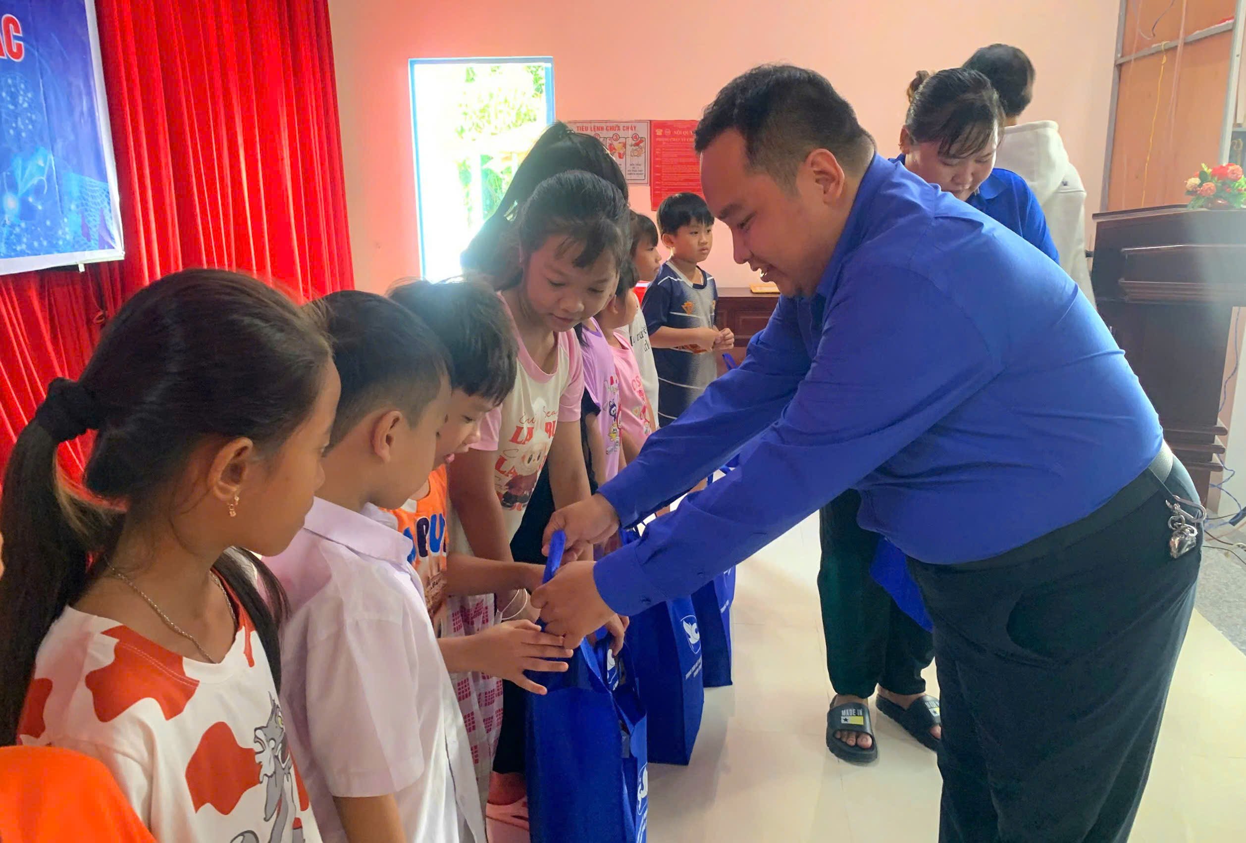 Anh Nguyễn Tứ Thiên - Phó Bí thư Thành Đoàn Cần Thơ tặng quà cho học sinh tại huyện Vĩnh Thạnh, TP. Cần Thơ.