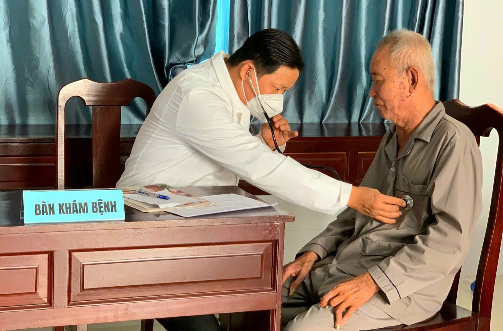 Khám bệnh miễn phí cho người dân tại huyện Vĩnh Thạnh.