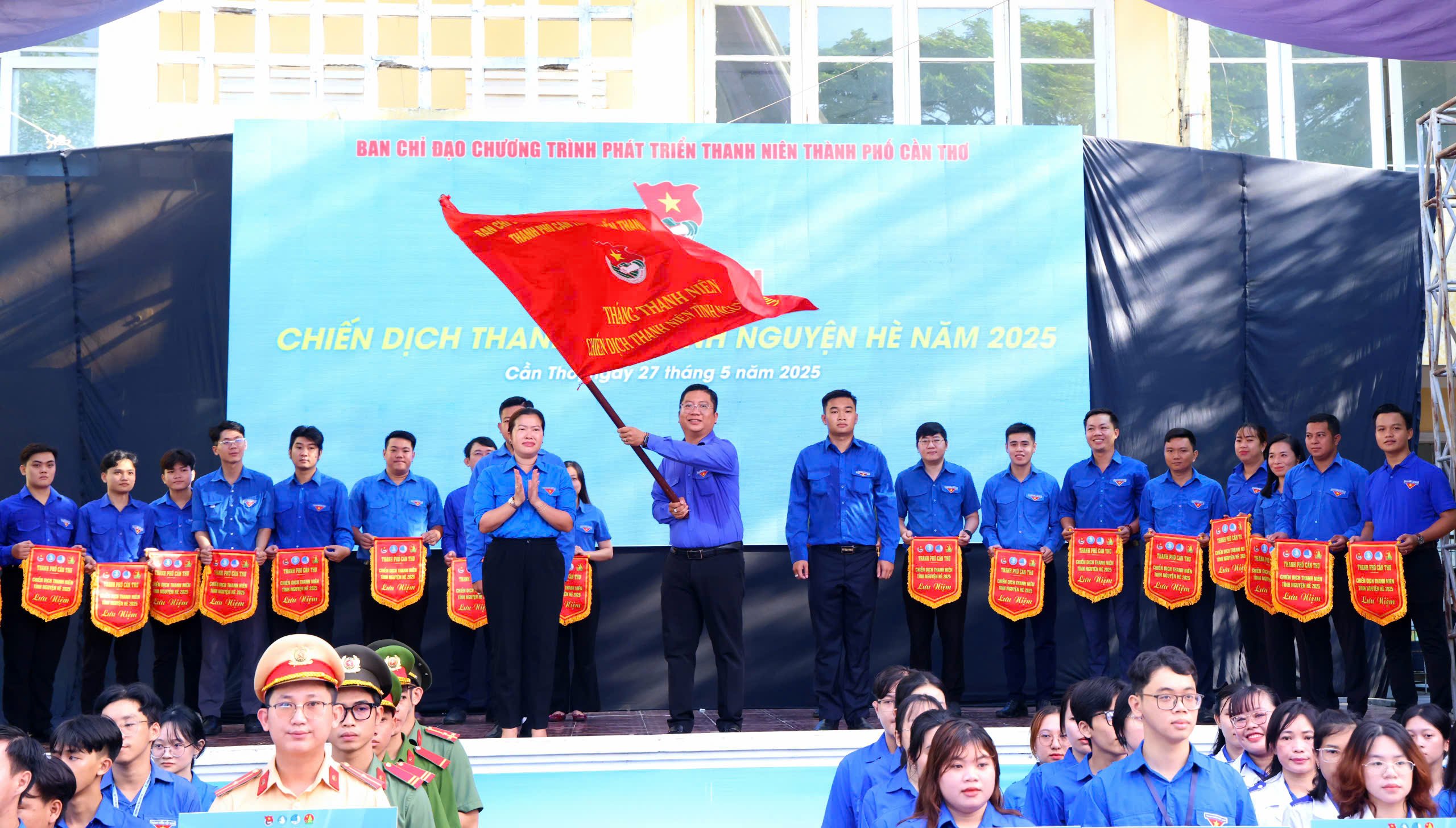 Anh Trần Việt Tuấn - Phó Bí thư Thành đoàn Cần Thơ thực hiện nghi thức xuất quân Chiến dịch thanh niên tình nguyện hè năm 2025.
