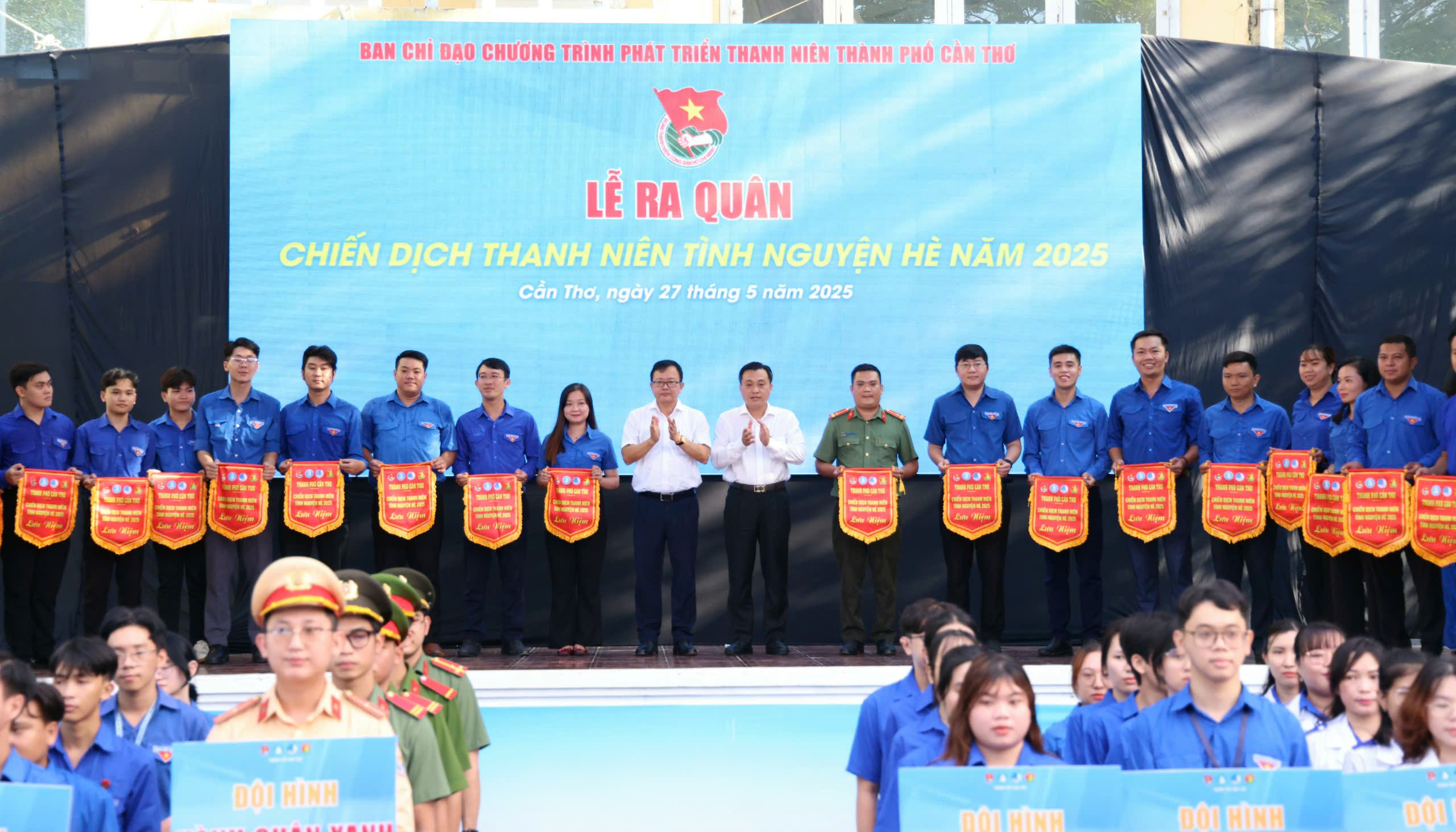 Ông Nguyễn Trung Nhân - Ủy viên BTV Thành ủy, Chủ tịch UBMTTQ Việt Nam TP. Cần Thơ và ông Nguyễn Hồng Hà - Phó Trưởng Ban Tuyên giáo và Dân vận Thành ủy Cần Thơ trao cờ lưu niệm cho các đơn vị.