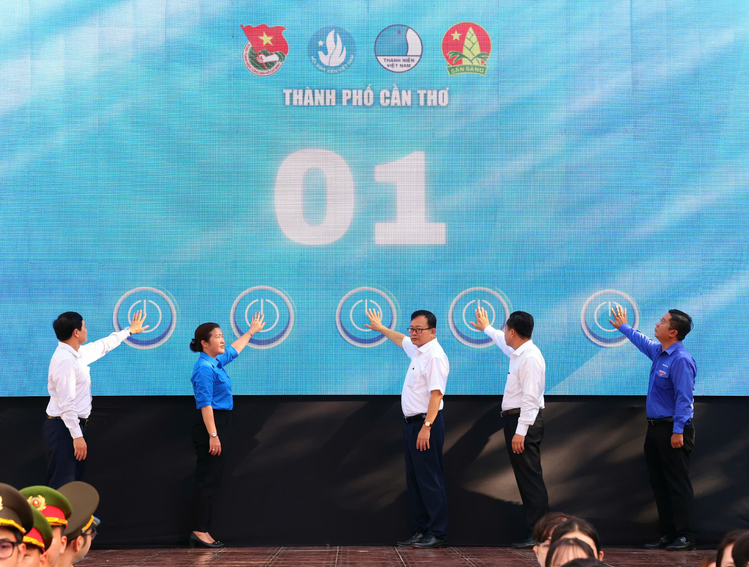 Các đại biểu thực hiện nghi thức ấn nút khởi động Ngày hội Thanh niên năm 2025.