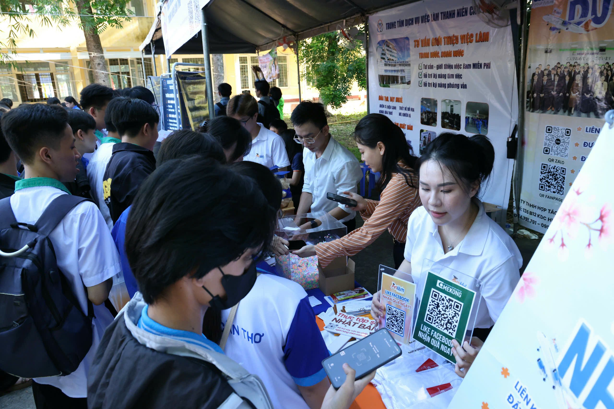 Sinh viên các Trường Đại học, Cao đẳng tham gia các hoạt động tại Ngày hội sinh viên Cần Thơ năm 2025.