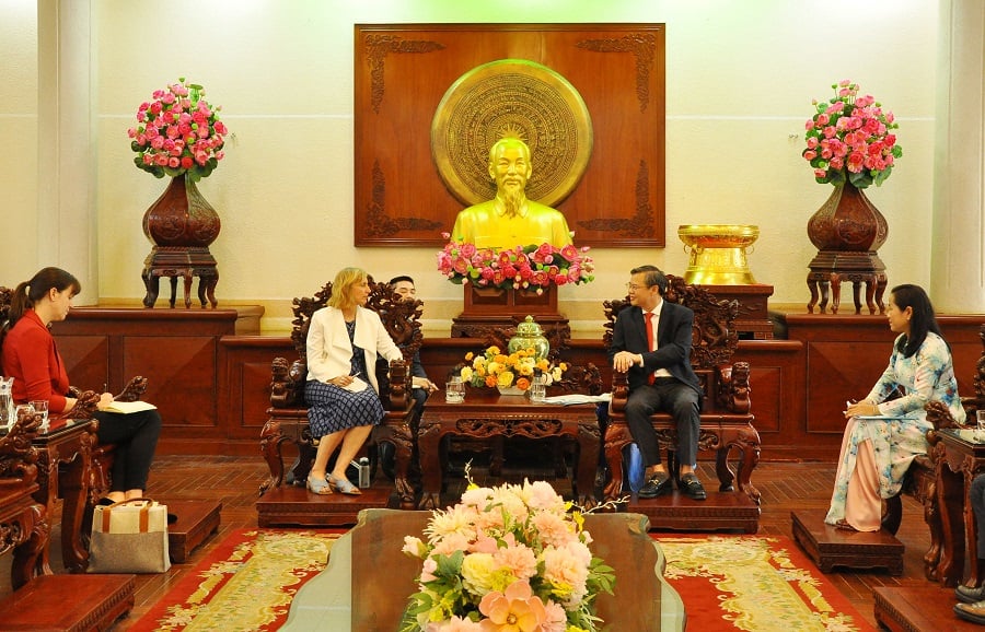 Ông Trương Cảnh Tuyên, Chủ tịch UBND thành phố Cần Thơ và bà Susan Burns - Tổng Lãnh sự Hoa Kỳ tại thành phố Hồ Chí Minh trao đổi thân mật tại buổi tiếp.