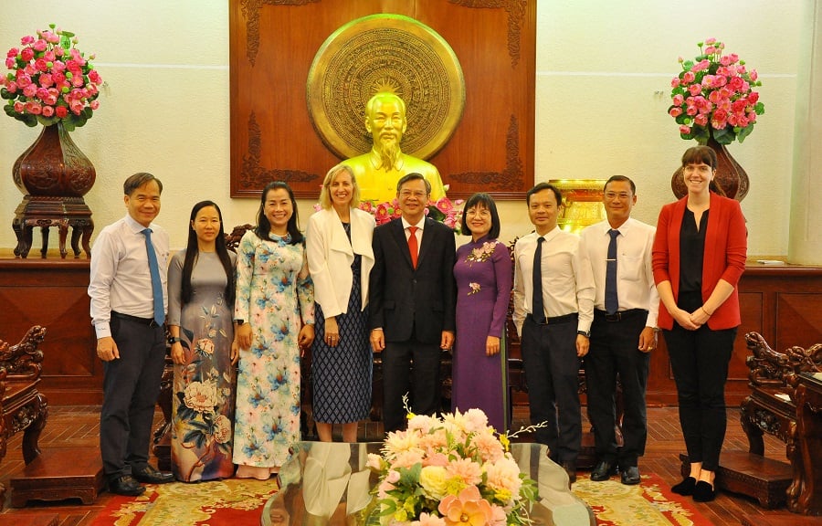 Các đại biểu chụp ảnh lưu niệm tại buổi tiếp.