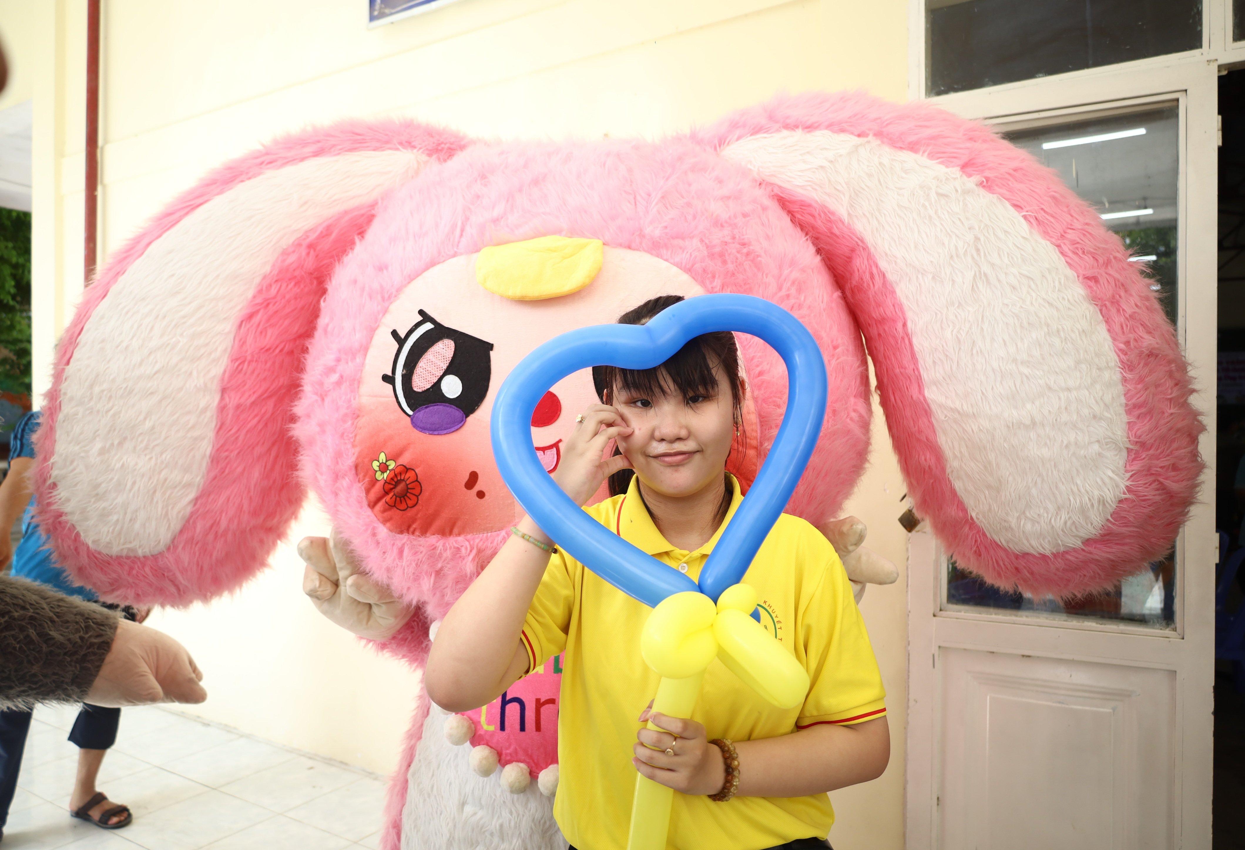 Học sinh thích thú chụp hình cùng mascot do Dịch vụ cung cấp cho thuê biểu diễn robot khổng lồ Hữu Nghĩa tài trợ.