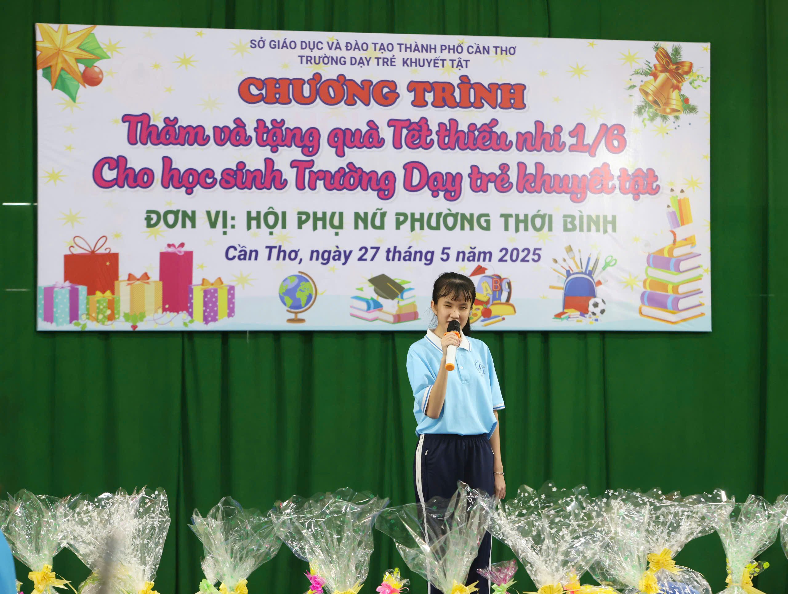 Các em thiếu nhi tham gia biểu diễn văn nghệ.