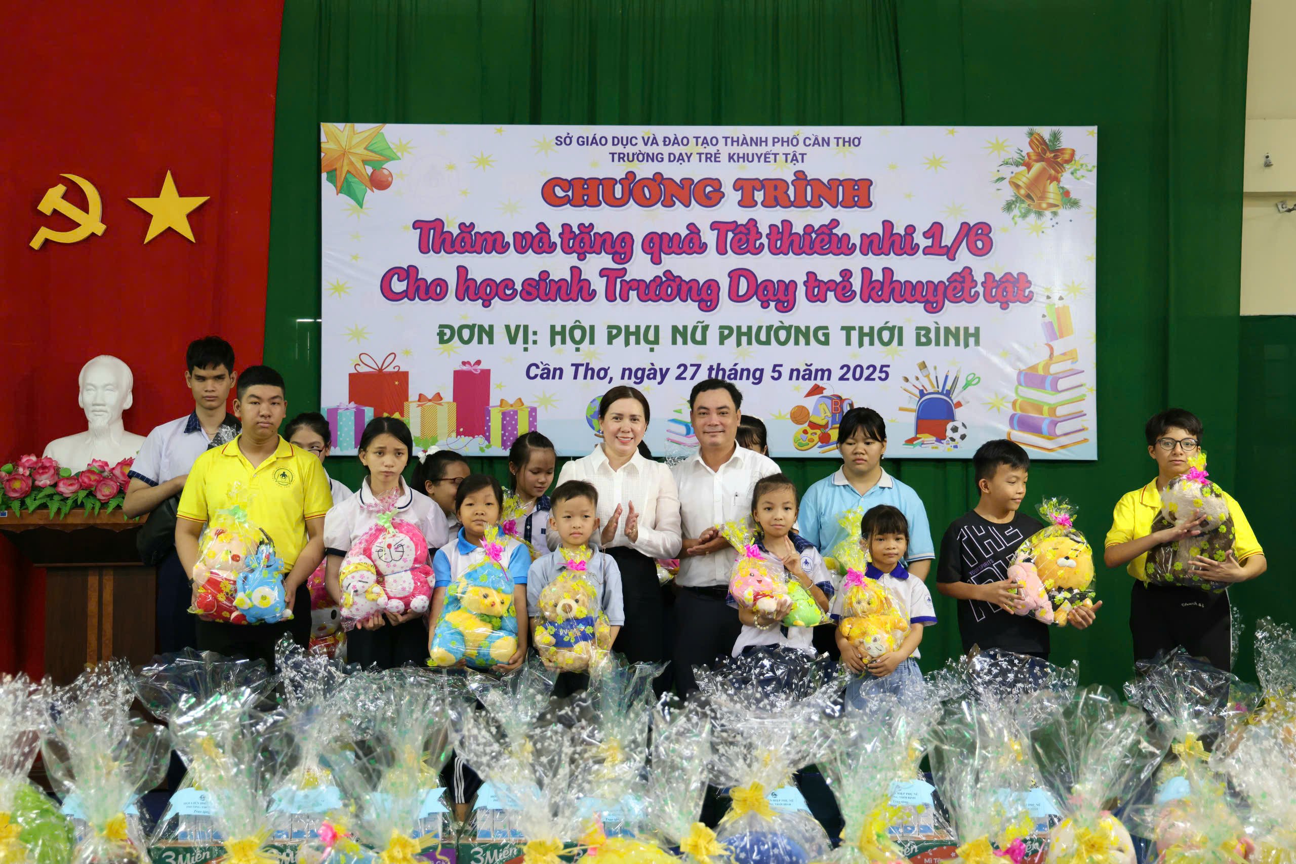 Bà Nguyễn Thị Hồng Nga - Phó Bí thư Đảng ủy, Chủ tịch UBND phường Thới Bình và ông Võ Thanh Bình - Phó Chủ tịch UBND phường Thới Bình tặng quà cho các em học sinh.